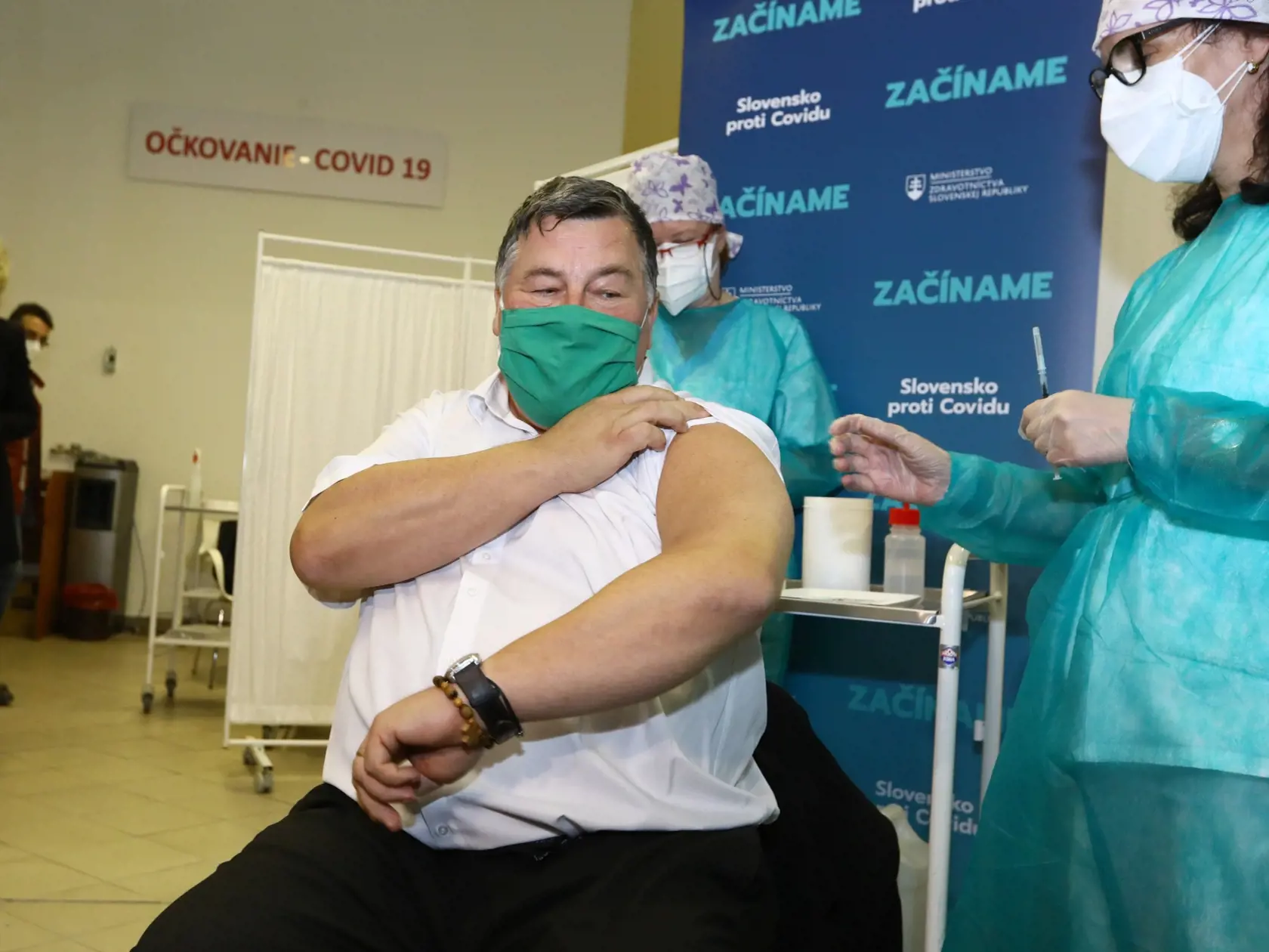 Na Slovensko dorazila vakcína na chorobu COVID-19. Medzi prvými sa dal zaočkovať aj Vladimír Krčméry.