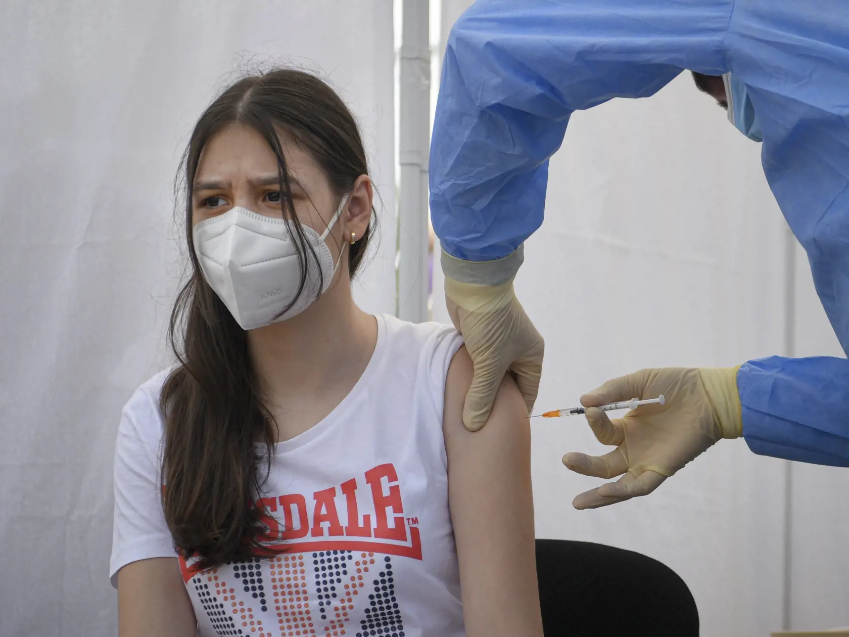 Dievča počas očkovania vakcínou od konkorzia Pfizer/BioNtech proti ochoreniu Covid-19, v Bukurešti 2. júna 2021. V Rumunsku odštartovala v stredu očkovacia kampaň proti chorobe COVID-19 pre deti od 12 do 15 rokov.