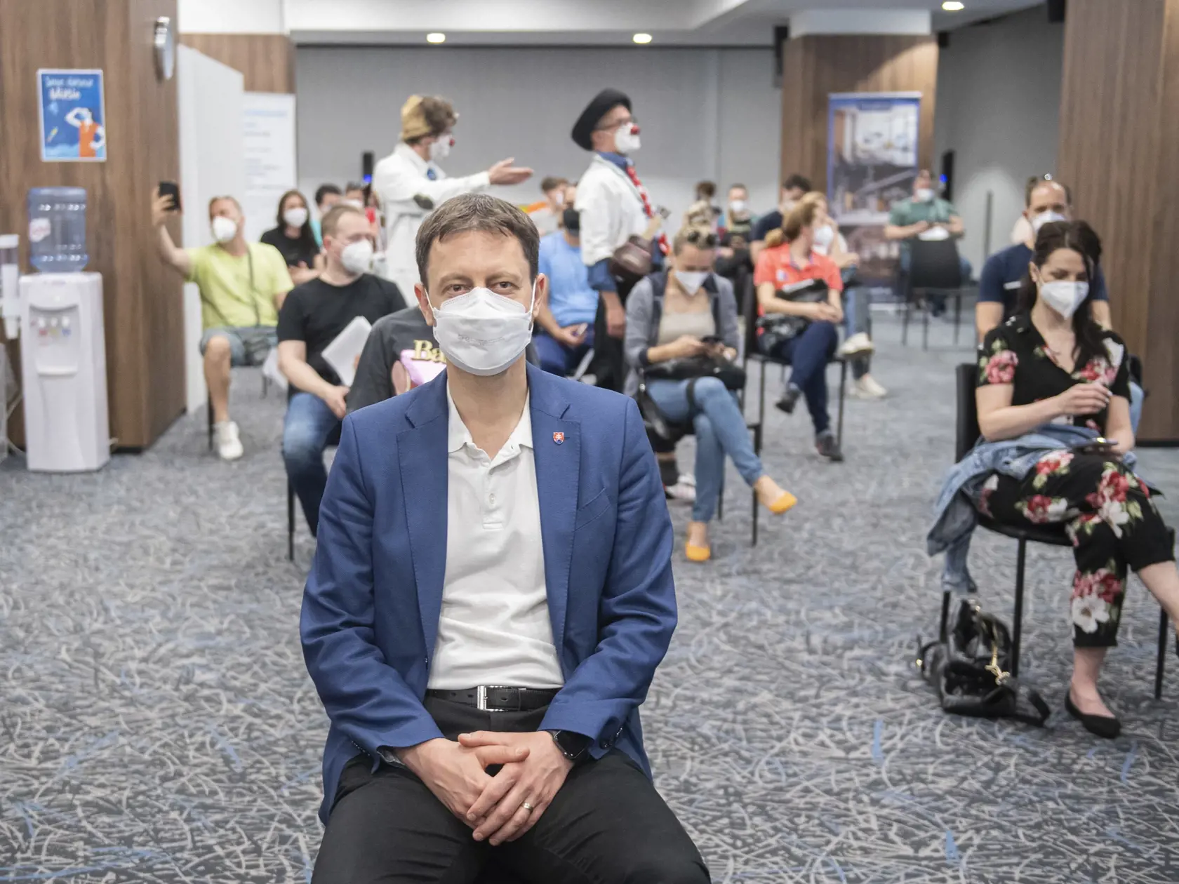 Predseda vlády SR Eduard Heger čaká v čakárni po vpichnutí prvej dávky vakcíny proti ochoreniu Covid-19, v sobotu 1. mája 2021 v Bratislave.