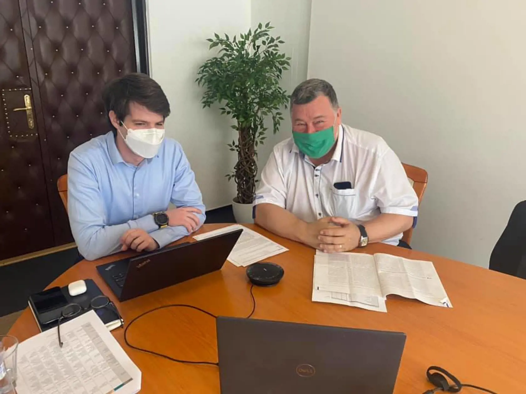 Členovia konzília odborníkov práve rokujú, ako to bude s testovaním, očkovaním a či sa urobia úpravy v covid automate. Na snímke z pôdy MZ SR prof. Vladimír Krčméry a šéf Inštitútu zdravotných analýz Matej Mišík.