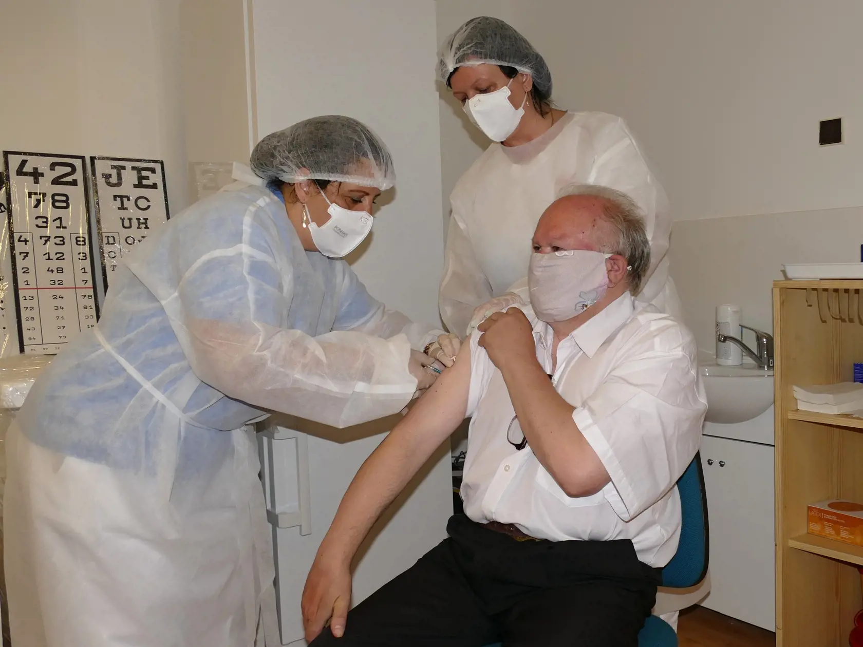 Na snímke muž počas očkovania ruskou vakcínou Sputnik V proti ochoreniu Covid-19 v epidemiologickej ambulancii na ulici Sasinkova v Žiline 7. júna 2021.