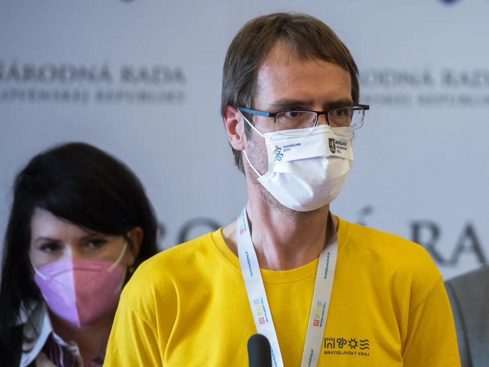Na snímke zľava predsedníčka Výboru NR SR pre zdravotníctvo Jana Bittó Cigániková (SaS) a riaditeľ odboru zdravotníctva na Úrade Bratislavského samosprávneho kraja Tomáš Szalay počas tlačovej konferencie strany SaS na tému Očkovaní by mali byť úplne bez obmedzení, v Bratislave 2. júla 2021.