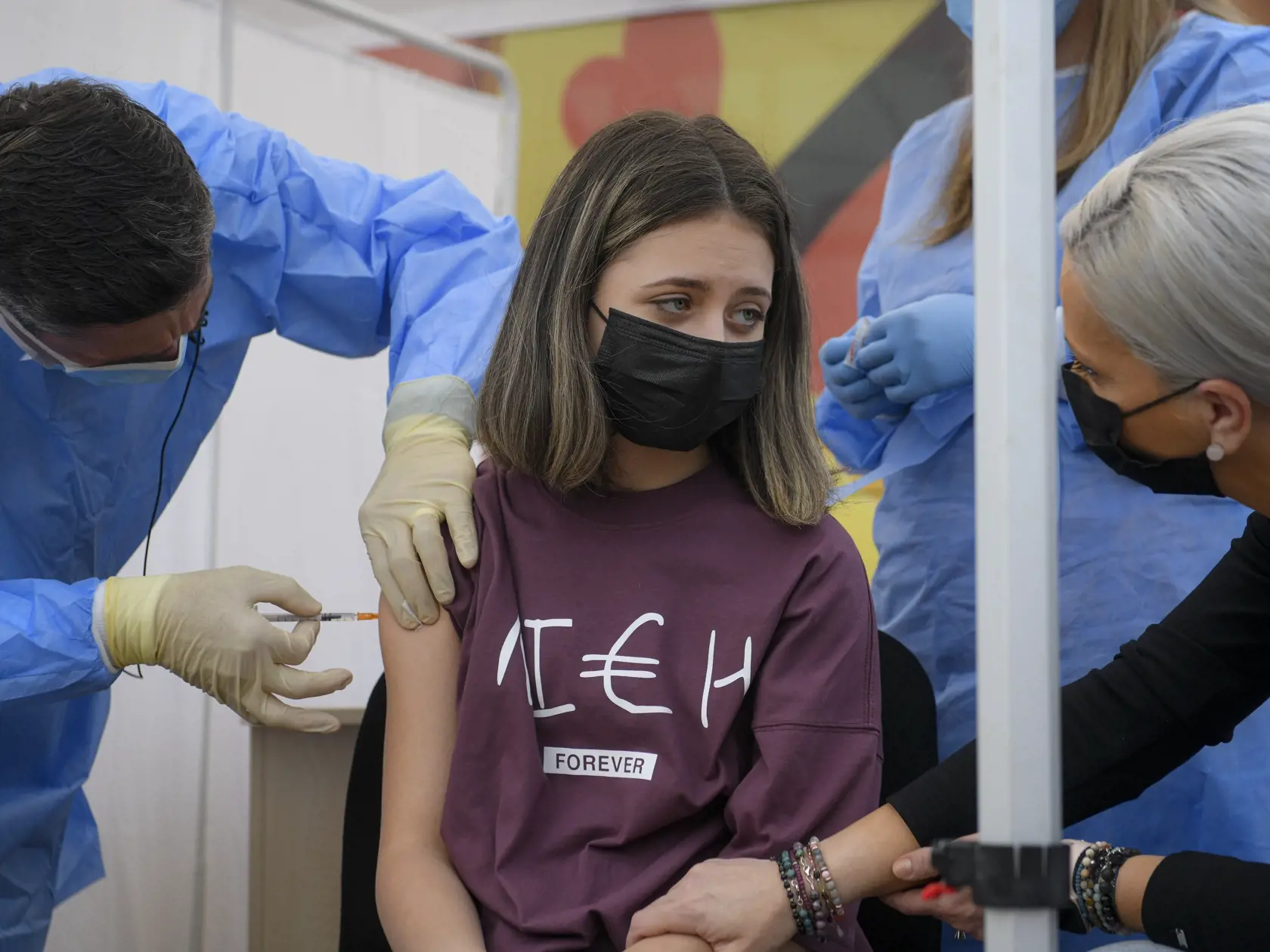 Dievča počas očkovania vakcínou od konkorzia Pfizer/BioNtech proti ochoreniu Covid-19, v Bukurešti 2. júna 2021. V Rumunsku odštartovala v stredu očkovacia kampaň proti chorobe COVID-19 pre deti od 12 do 15 rokov.