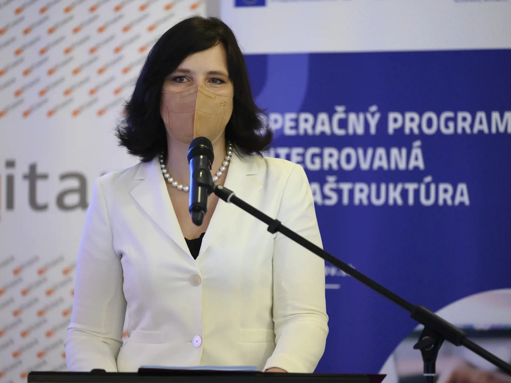 Remišová poukázala na vládou schválený antibyrokratický zákon, ktorým sa ruší 21 okruhov potvrdení a výpisov, ktoré ušetria štyri milióny papierov a 40 miliónov eur ročne.