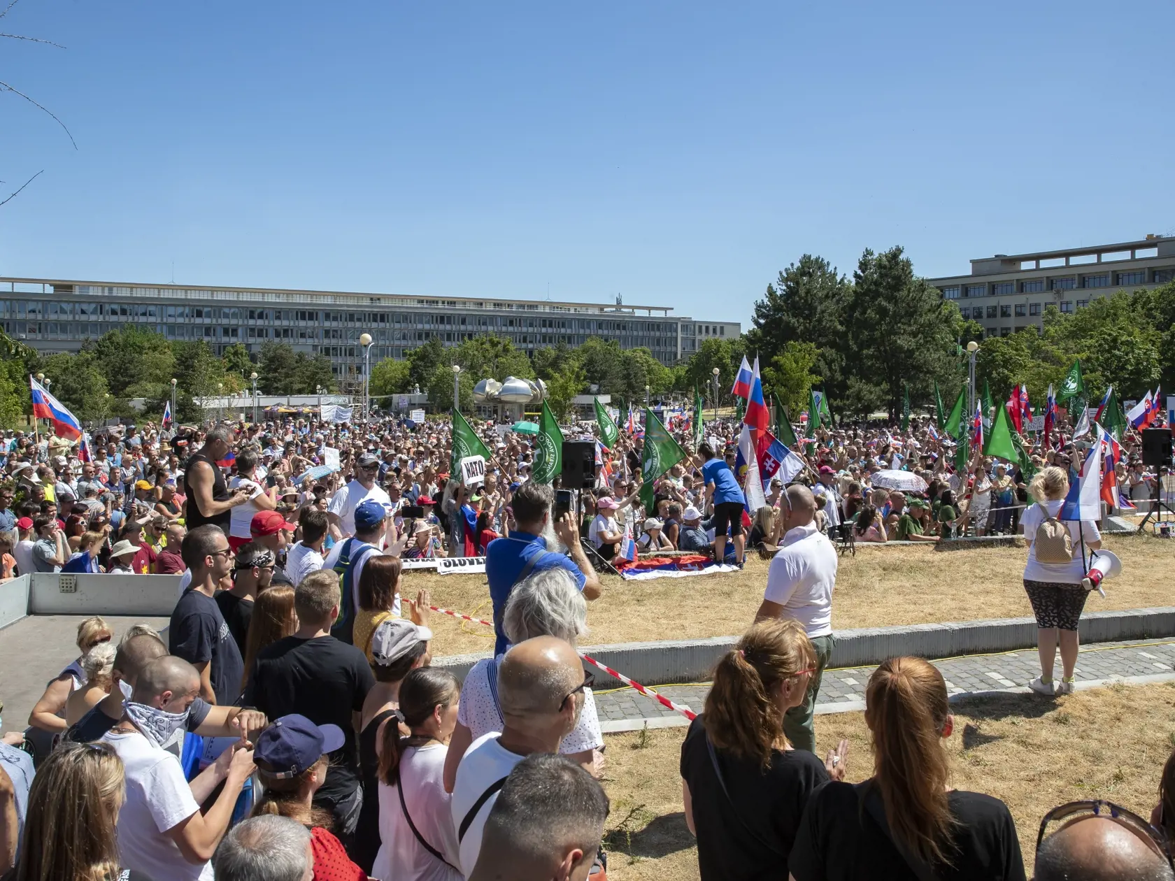 Protest proti očkovaniu a zotročovaniu Slovenska. Zhromaždenie na Námestí slobody v Bratislave organizované iniciatívou Slovensko si nedáme.