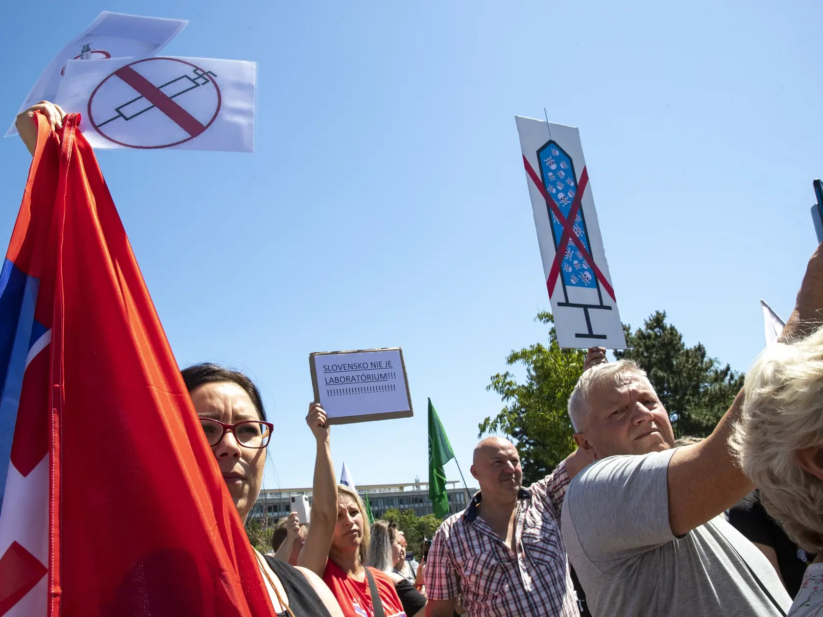 Protest proti očkovaniu a zotročovaniu Slovenska. Zhromaždenie na Námestí slobody v Bratislave organizované iniciatívou Slovensko si nedáme.