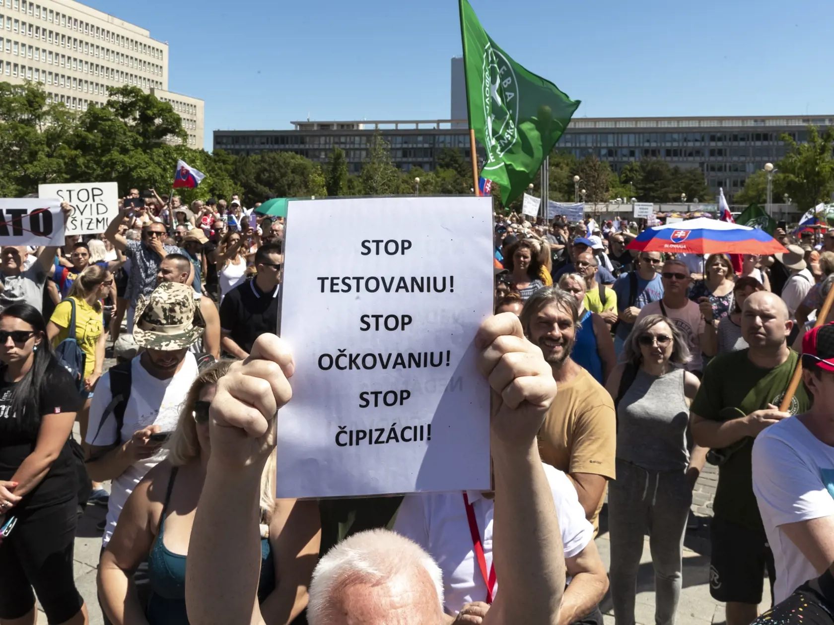 Ľudia si na protest priniesli rôzne transparenty. Niektorí sa nechcú dať čipovať...