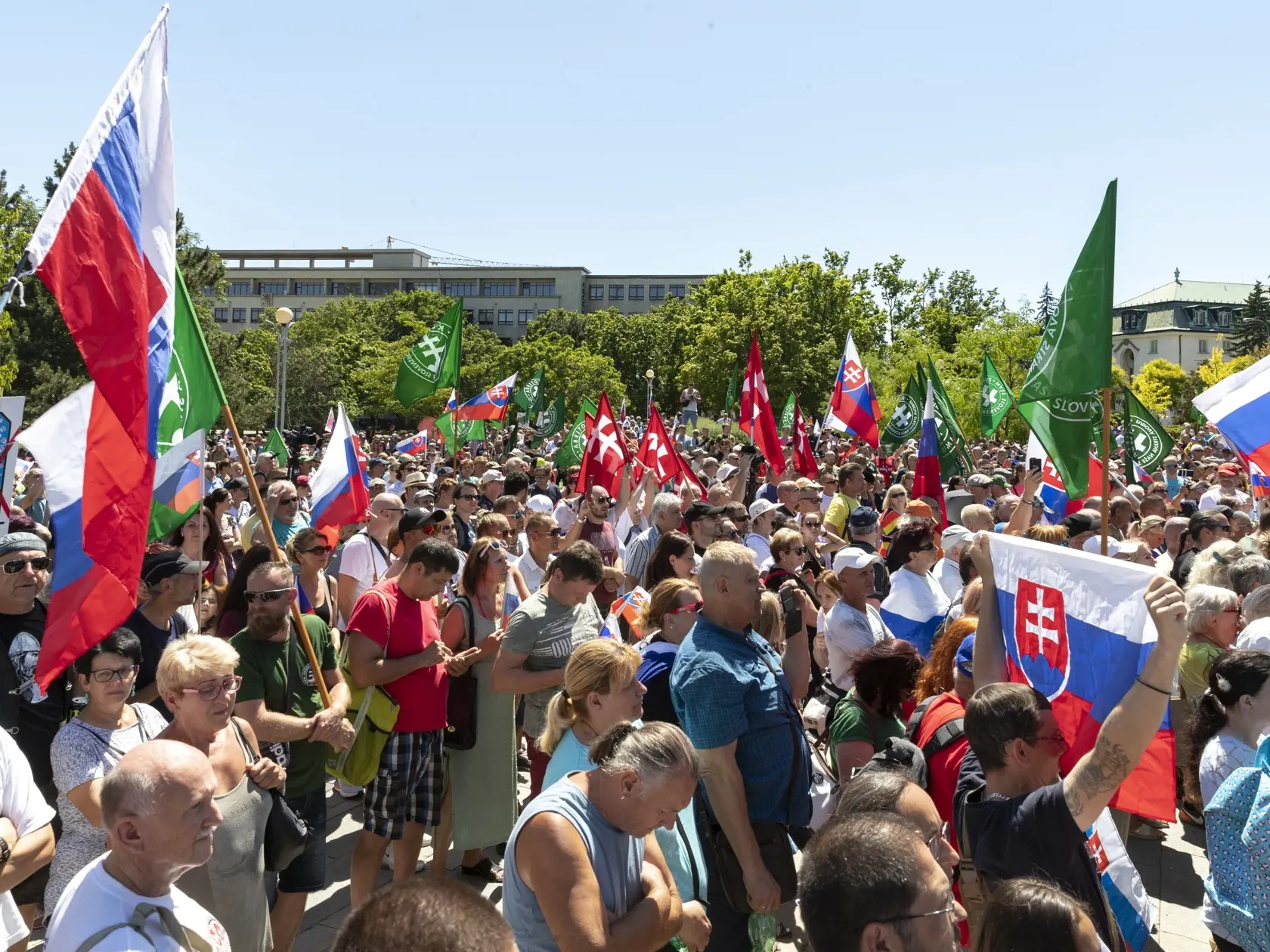 Protest proti očkovaniu a zotročovaniu Slovenska. Zhromaždenie na Námestí slobody v Bratislave organizované iniciatívou Slovensko si nedáme.