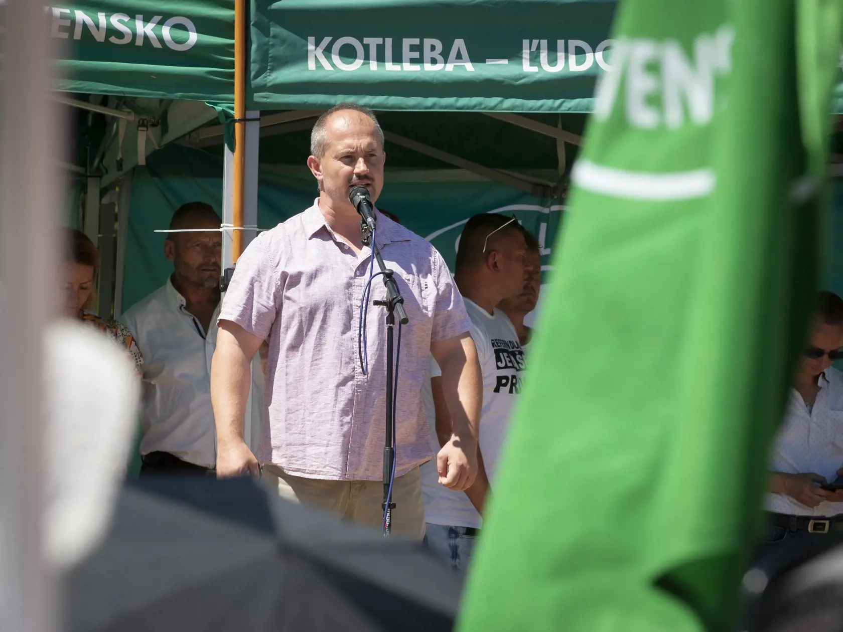 Na proteste vystúpil aj predseda parlamentnej strany ĽSNS Marián Kotleba.