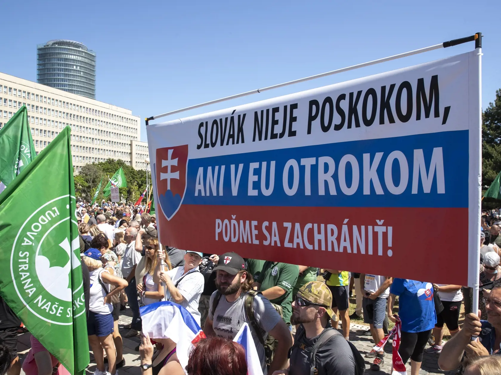 Protest proti očkovaniu a zotročovaniu Slovenska. Zhromaždenie na Námestí slobody v Bratislave organizované iniciatívou Slovensko si nedáme.