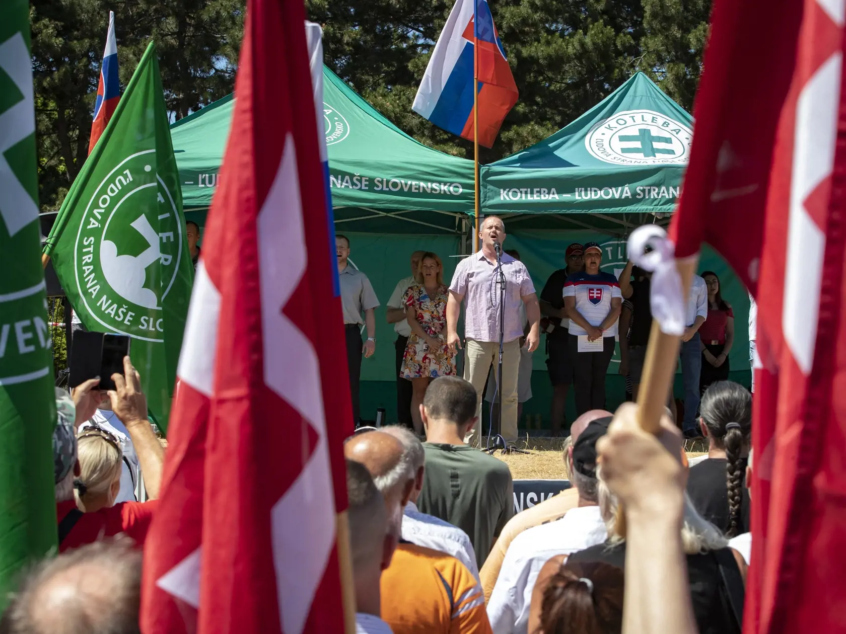 Na proteste vystúpil aj predseda parlamentnej strany ĽSNS Marián Kotleba.
