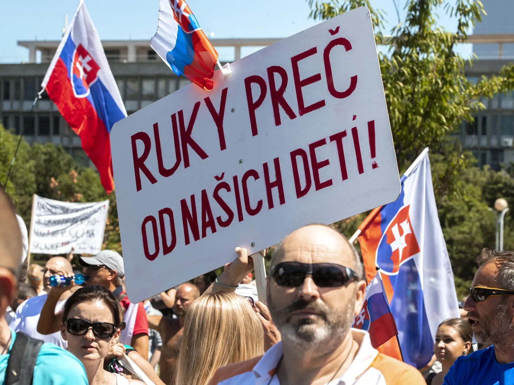 Protest proti očkovaniu a zotročovaniu Slovenska. Zhromaždenie na Námestí slobody v Bratislave organizované iniciatívou Slovensko si nedáme.