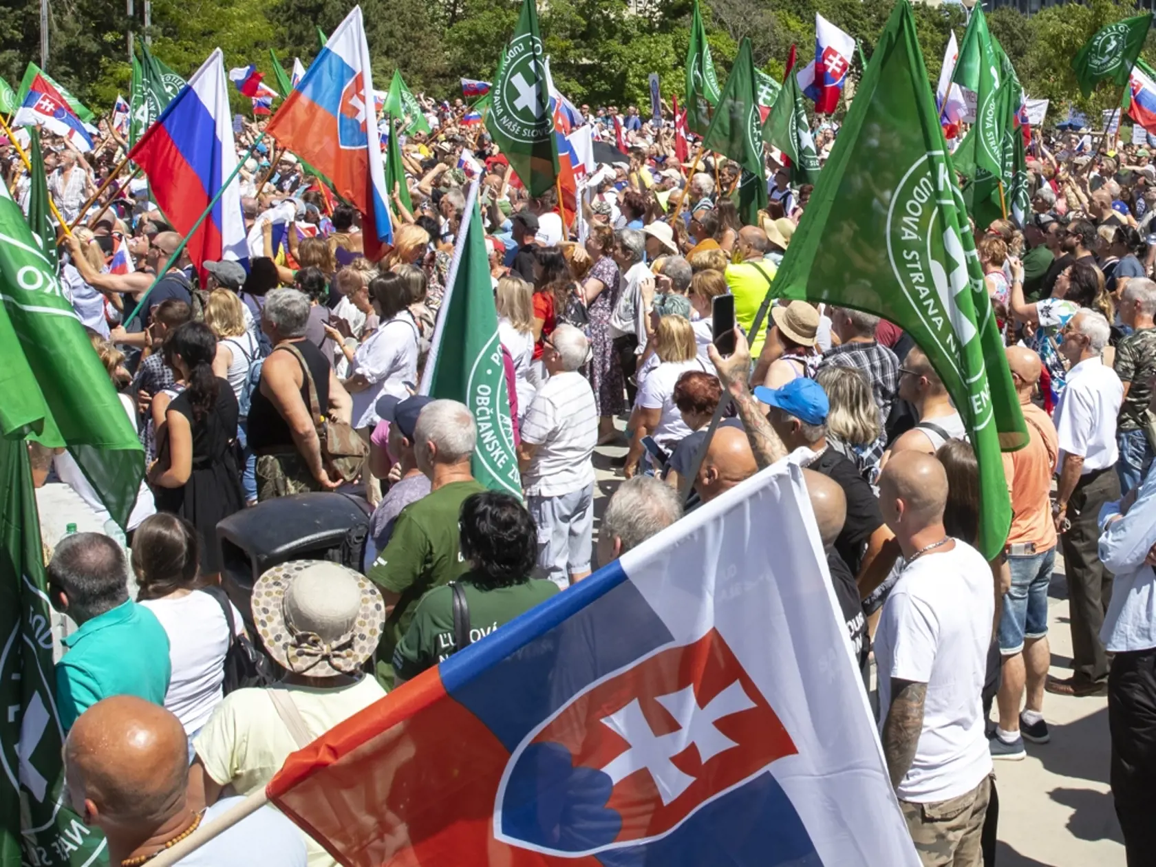 Protest proti očkovaniu a zotročovaniu Slovenska. Zhromaždenie na Námestí slobody v Bratislave organizované iniciatívou Slovensko si nedáme.