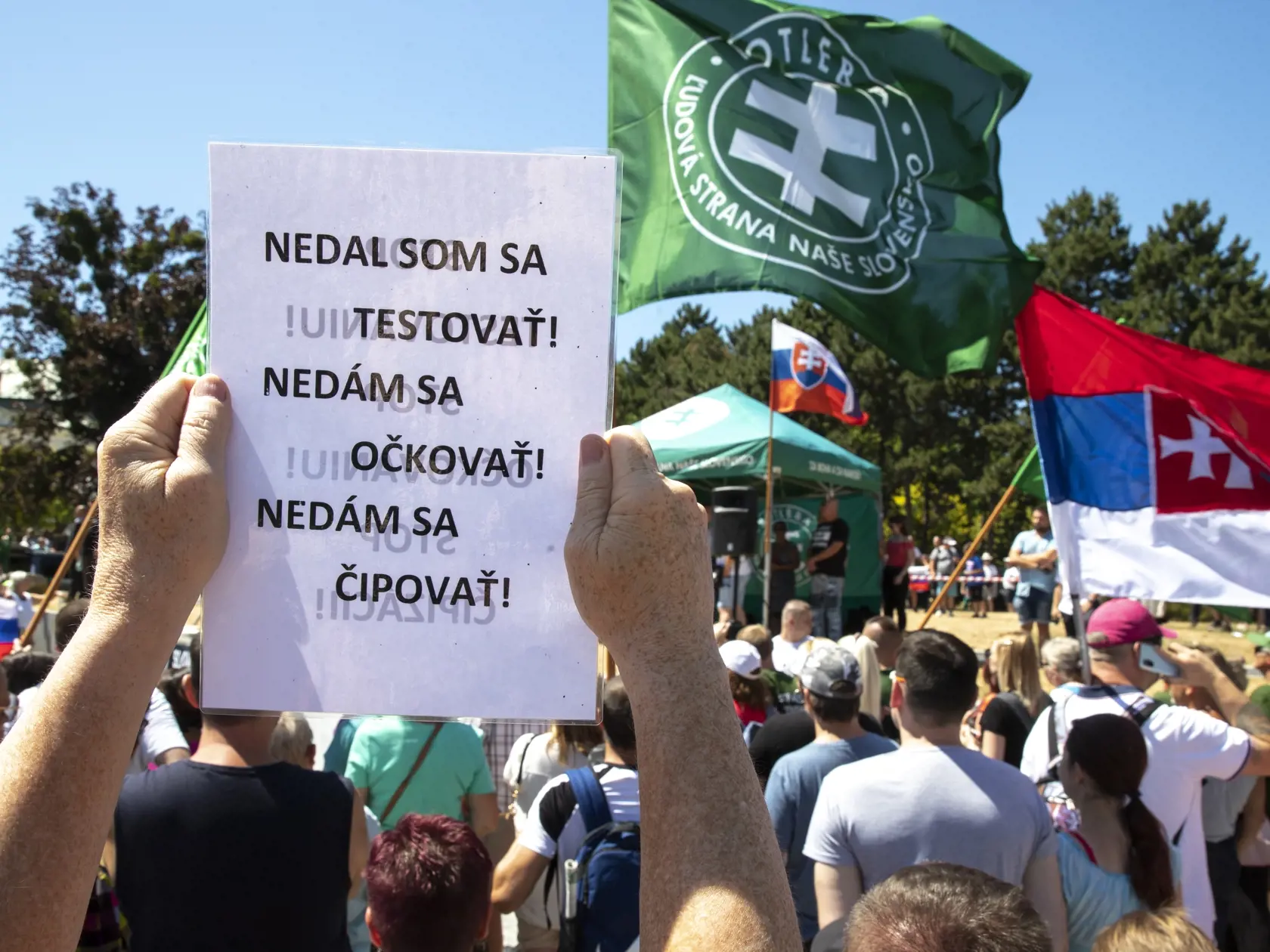 Ľudia si na protest priniesli rôzne transparenty. Niektorí sa nechcú dať čipovať...