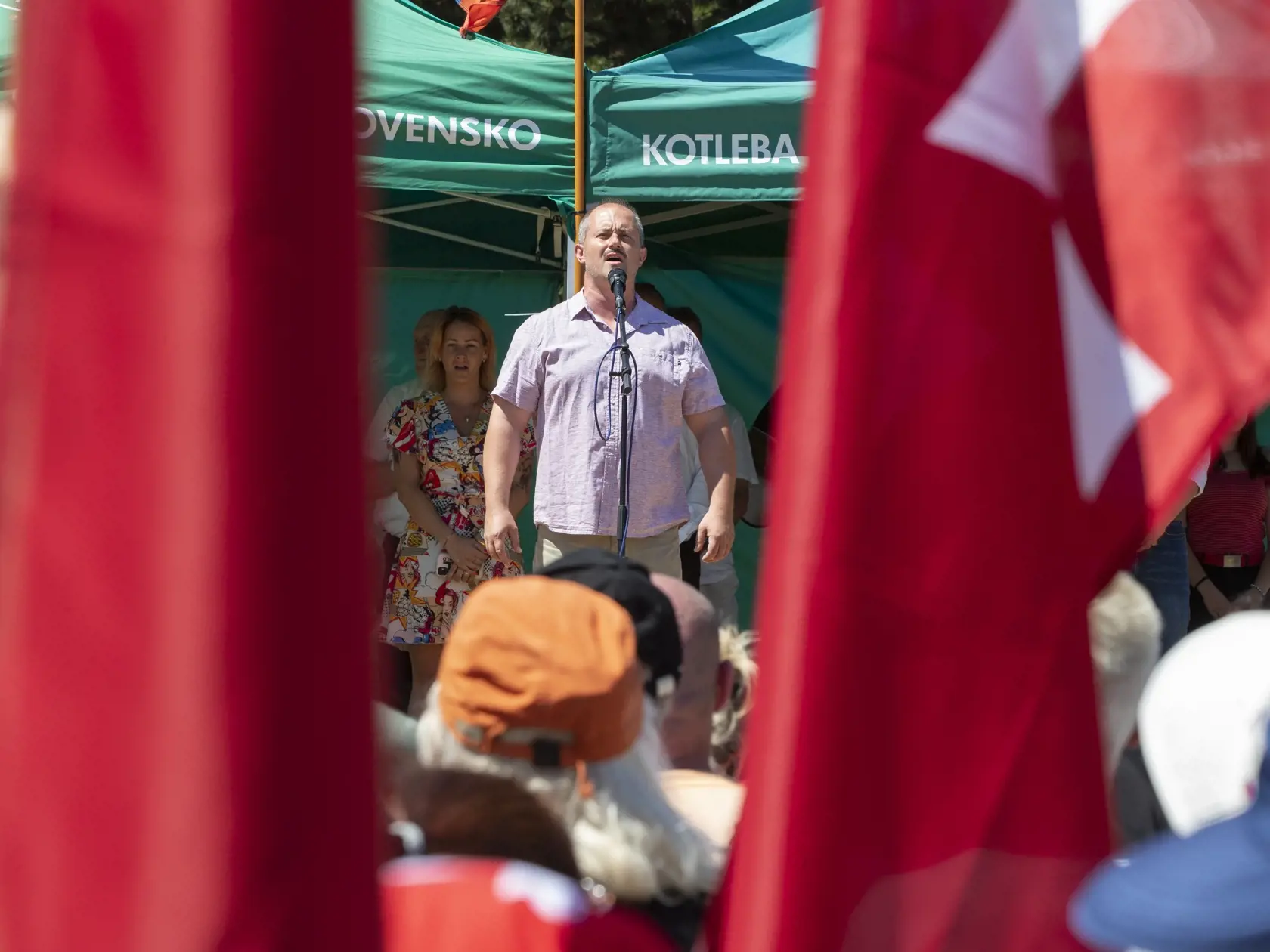 Na proteste vystúpil aj predseda parlamentnej strany ĽSNS Marián Kotleba.