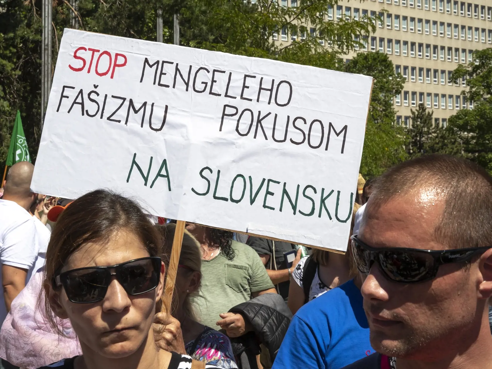 Na proteste kde vystúpil zatiaľ neprávoplatne odsúdený Marian Kotleba za podporu a propagáciu hnutia smerujúceho k potlačeniu základných práv a slobôd, si ľudia paradoxne priniesli aj transparenty proti fašizmu.