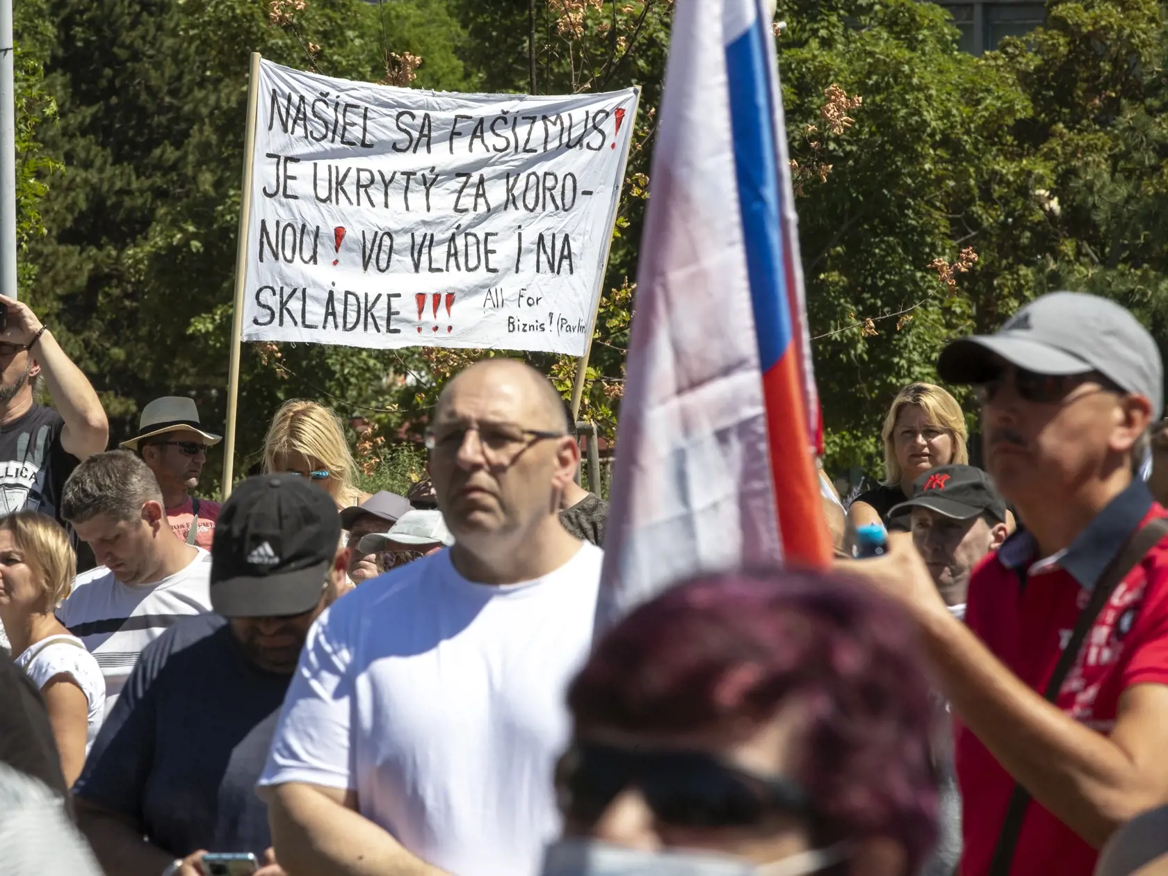 Protest proti očkovaniu a zotročovaniu Slovenska. Zhromaždenie na Námestí slobody v Bratislave organizované iniciatívou Slovensko si nedáme.