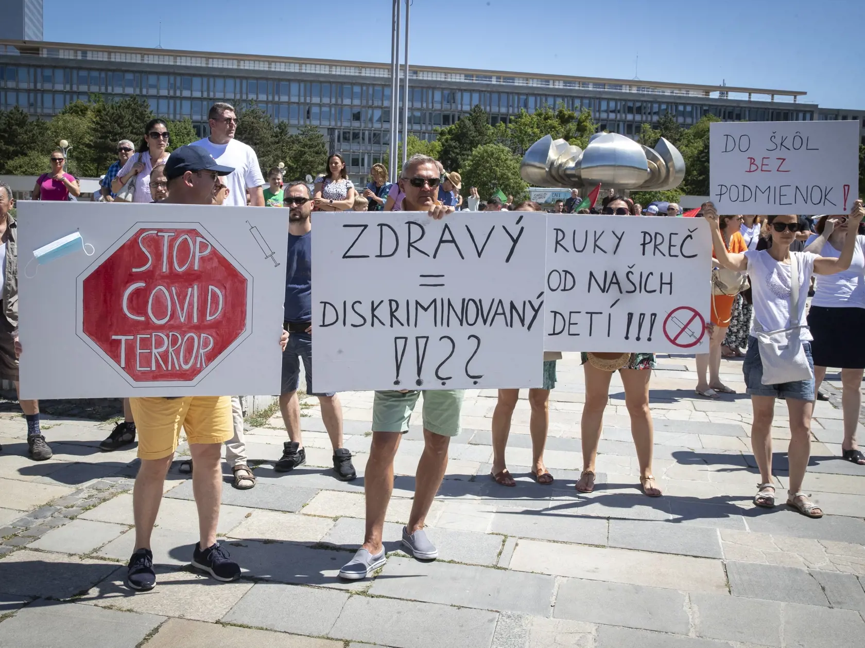 Protest proti očkovaniu a zotročovaniu Slovenska. Zhromaždenie na Námestí slobody v Bratislave organizované iniciatívou Slovensko si nedáme.