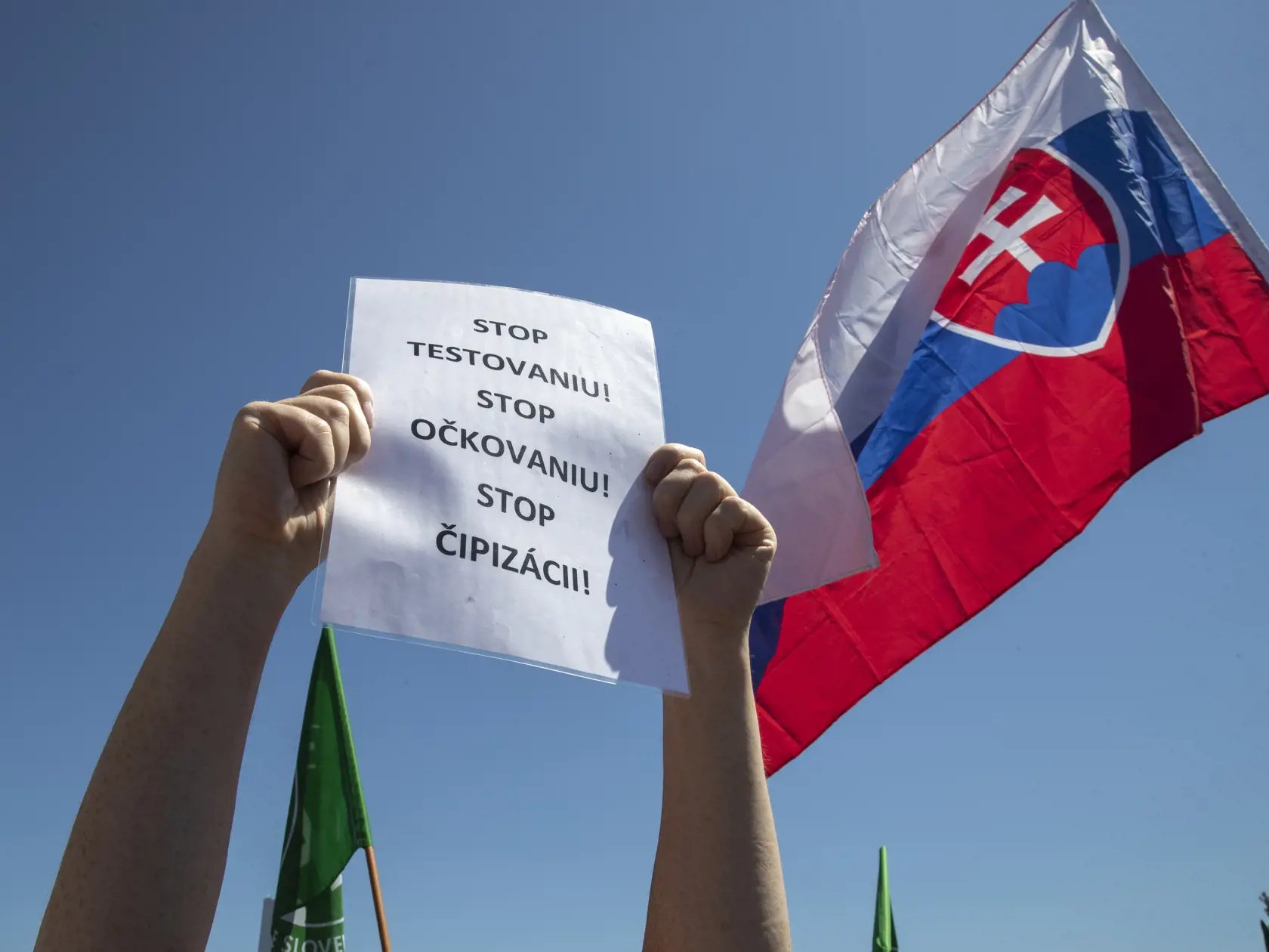 Protest proti očkovaniu a zotročovaniu Slovenska. Zhromaždenie na Námestí slobody v Bratislave organizované iniciatívou Slovensko si nedáme.