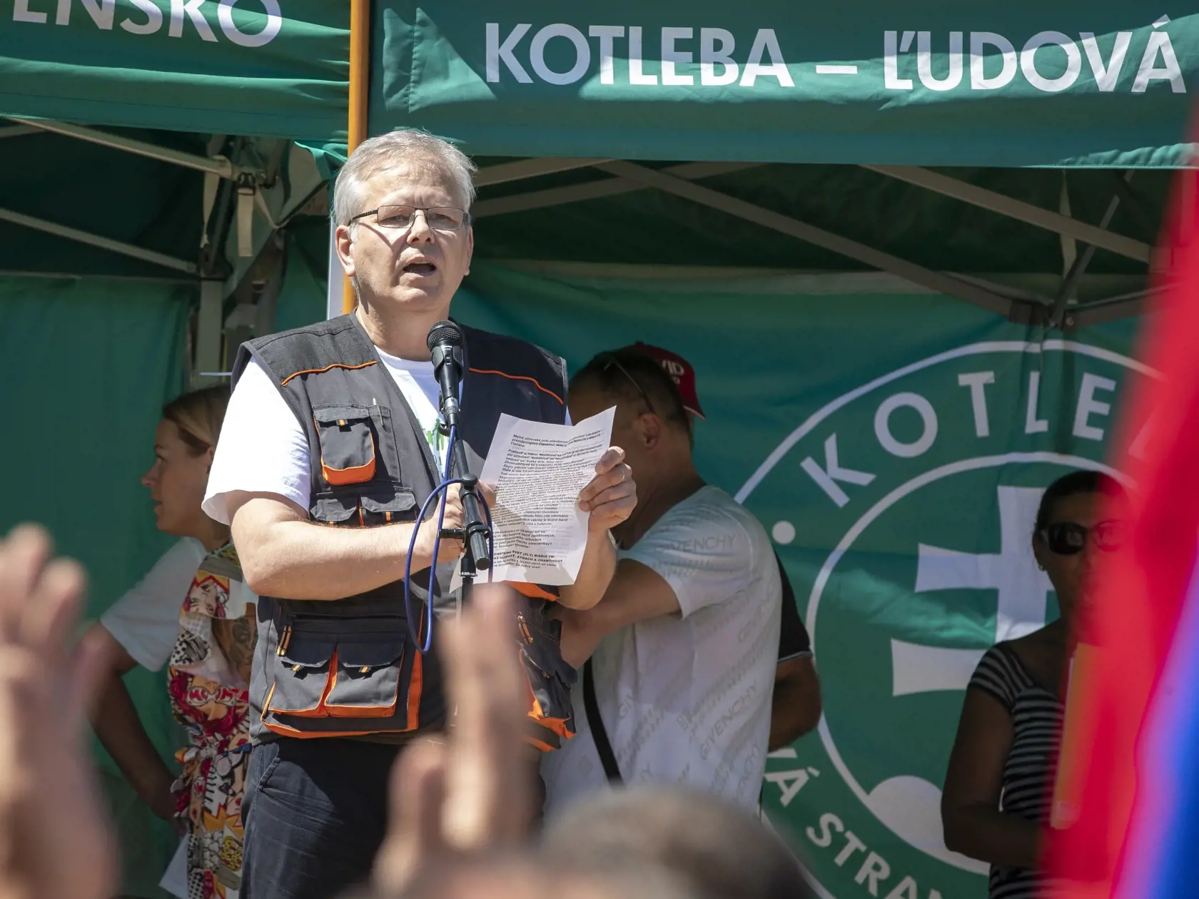 Na proteste proti očkovaniu a zotročovaniu Slovenska vystúpil aj lekár Peter Lipták.
