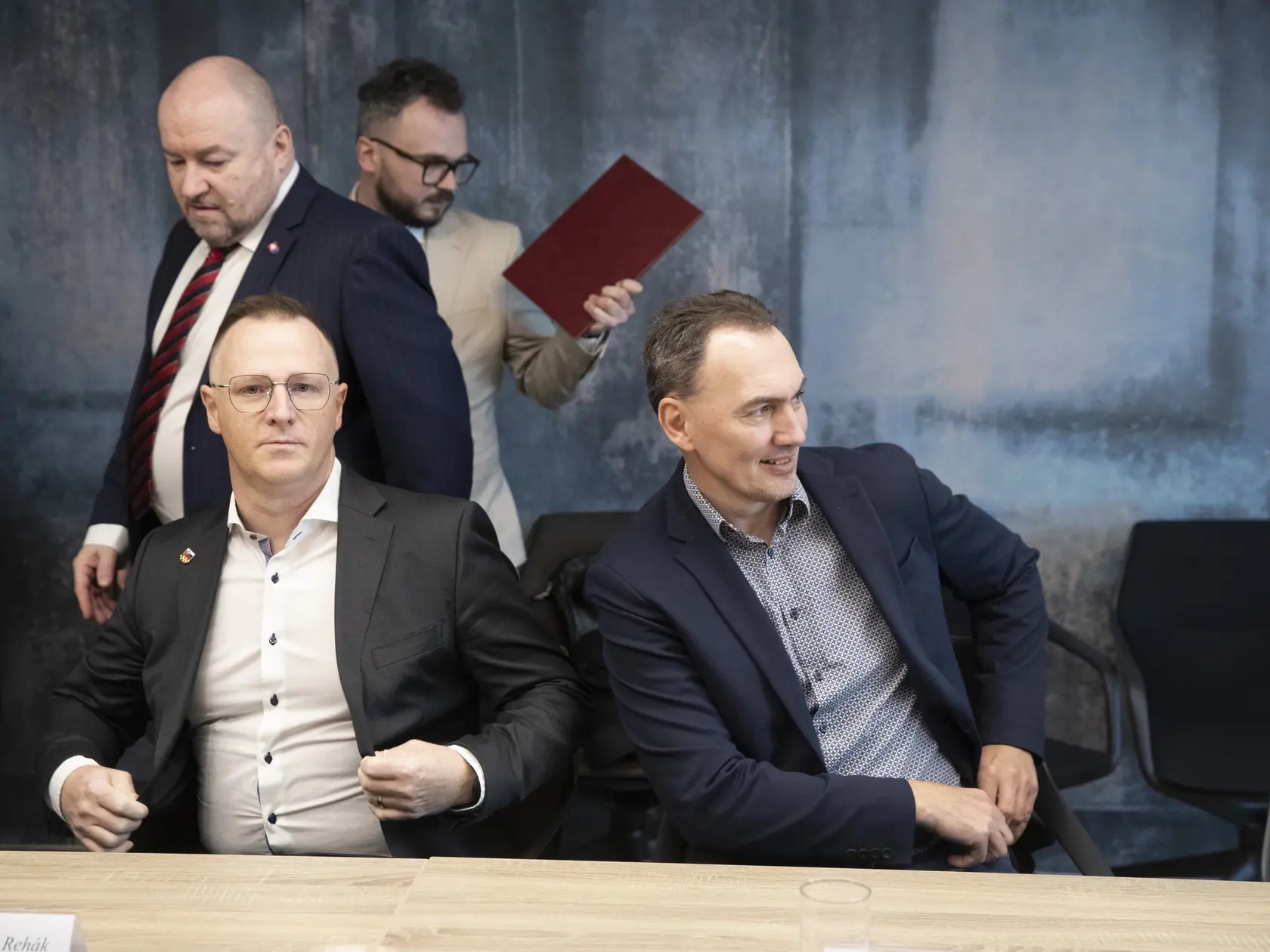 Na snimke je prvé zasadnutie Rady pre šport ministra Cestovného ruchu a športu Rudolfa Huliaka.
Rudolf Huliak, Martin Rehák a Miroslav Šatan.