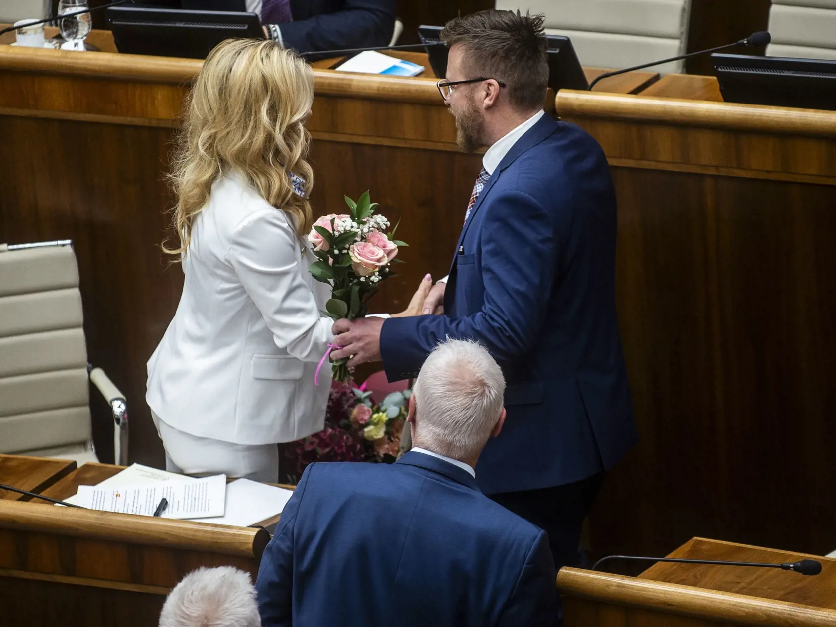 Na snímke vpravo poslanec NR SR Peter Kotlár (SNS) a ministerka kultúry SR Martina Šimkovičová (nominantka SNS) počas 12. schôdze NR SR, na ktorej Šimkovičová čelí svojmu odvolávaniu 10. mája 2024 v Bratislave. FOTO TASR - Jakub Kotian