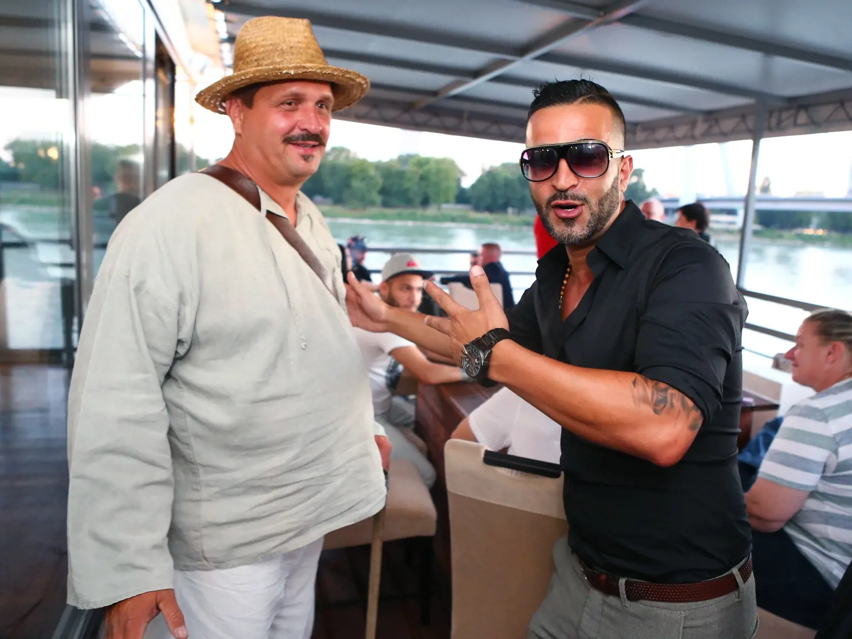 Finalista TV reality show Farma Reza Givili krstil v Bratislave svoj prvy videoklip, ktory nakrutil v spolupraci s Kali Records. Na snimke je Reza Givili a farmar Martin Bagar.