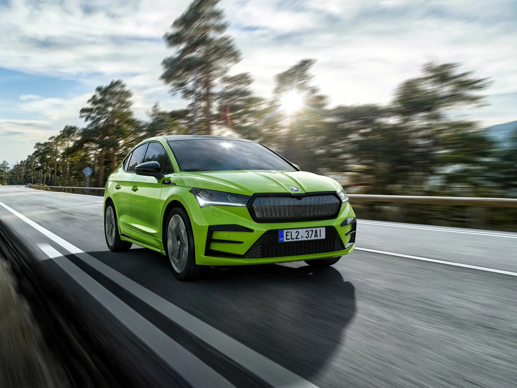 Okrem tradičných modelov eviduje slovenské zastúpenie automobilky vysoký záujem aj o elektrické modely. Svedčí o tom i fakt, že plne elektrické SUV ŠKODA ENYAQ iV je v SR najpredávanejším elektromobilom za uplynulý rok s počtom 211 dodaných vozidiel a s 15% podielom v segmente.