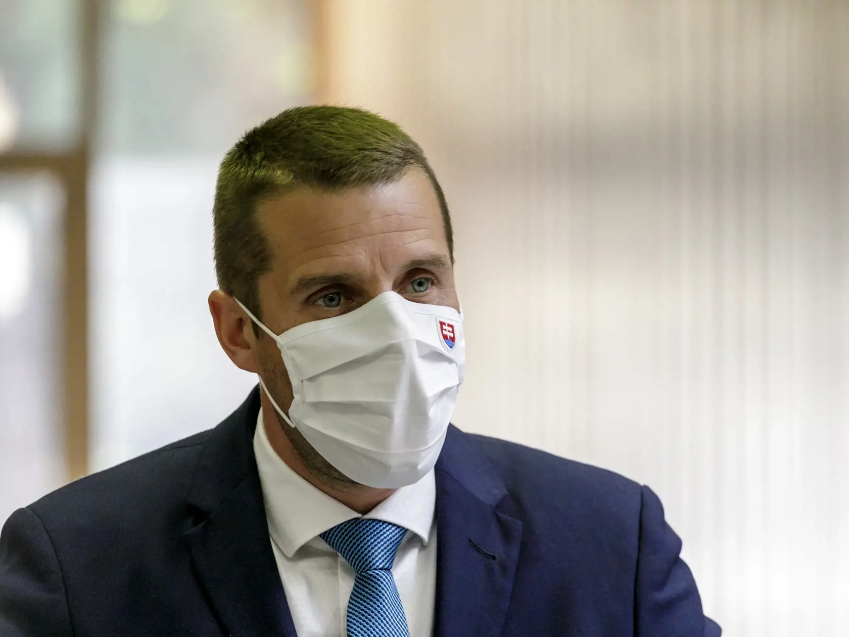 Na snímke štátny tajomník ministerstva zahraničných vecí a európskych záležitostí (MZVEZ) SR Martin Klus (SaS) odpovedá na otázky novinárov pred zasadnutím Ústredného krízového štábu SR.