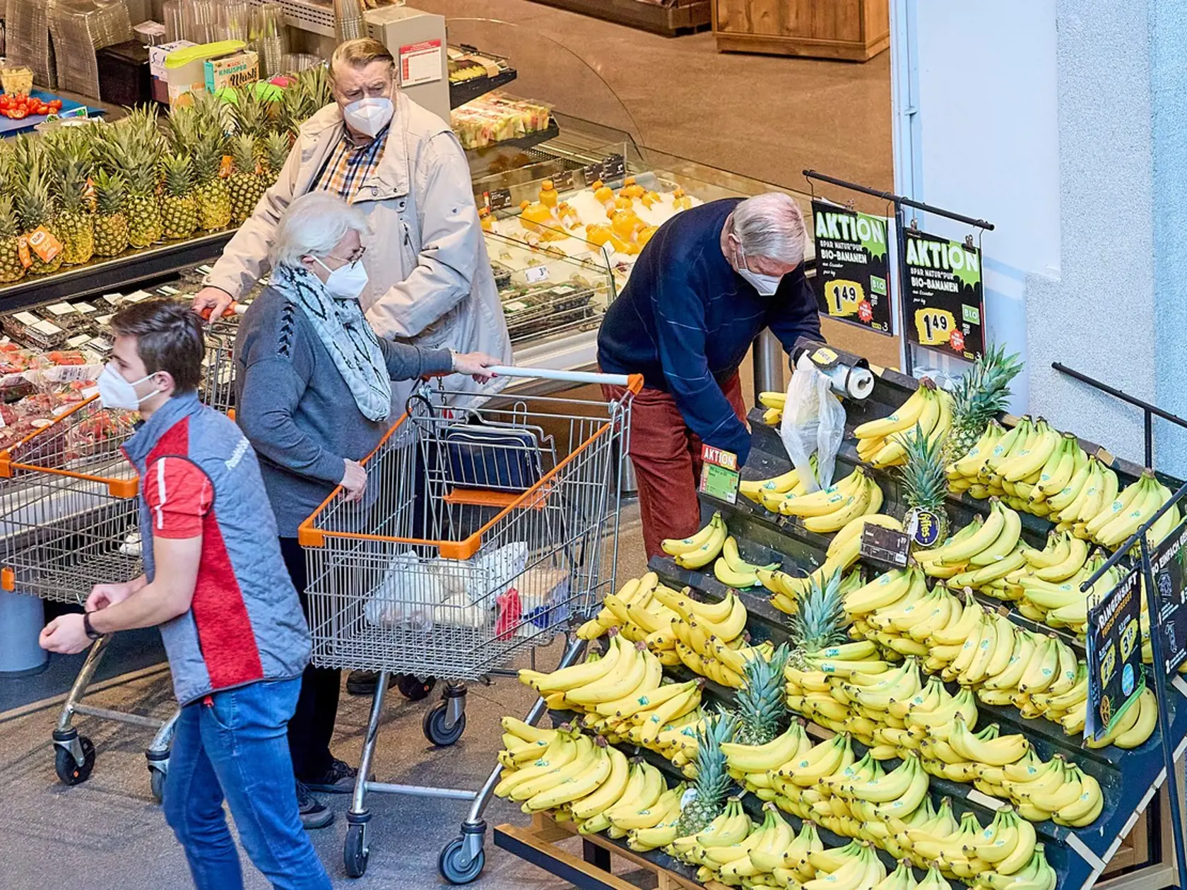 Rakúsko bude zamestnancov supermarketov očkovať prednostne. Kancelár Sebastian Kurz ich označil za hrdinov koronakrízy.
