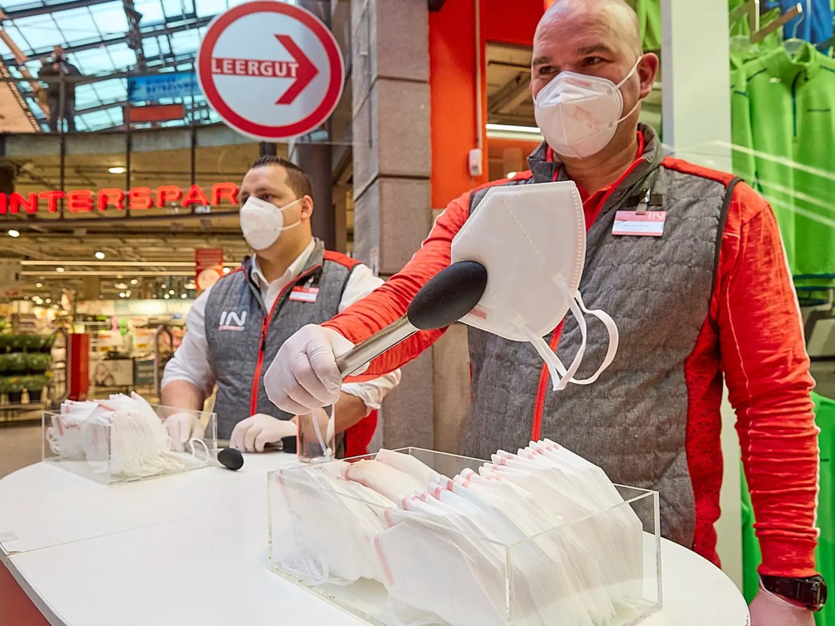 Rakúsko bude zamestnancov supermarketov očkovať prednostne. Kancelár Sebastian Kurz ich označil za hrdinov koronakrízy.