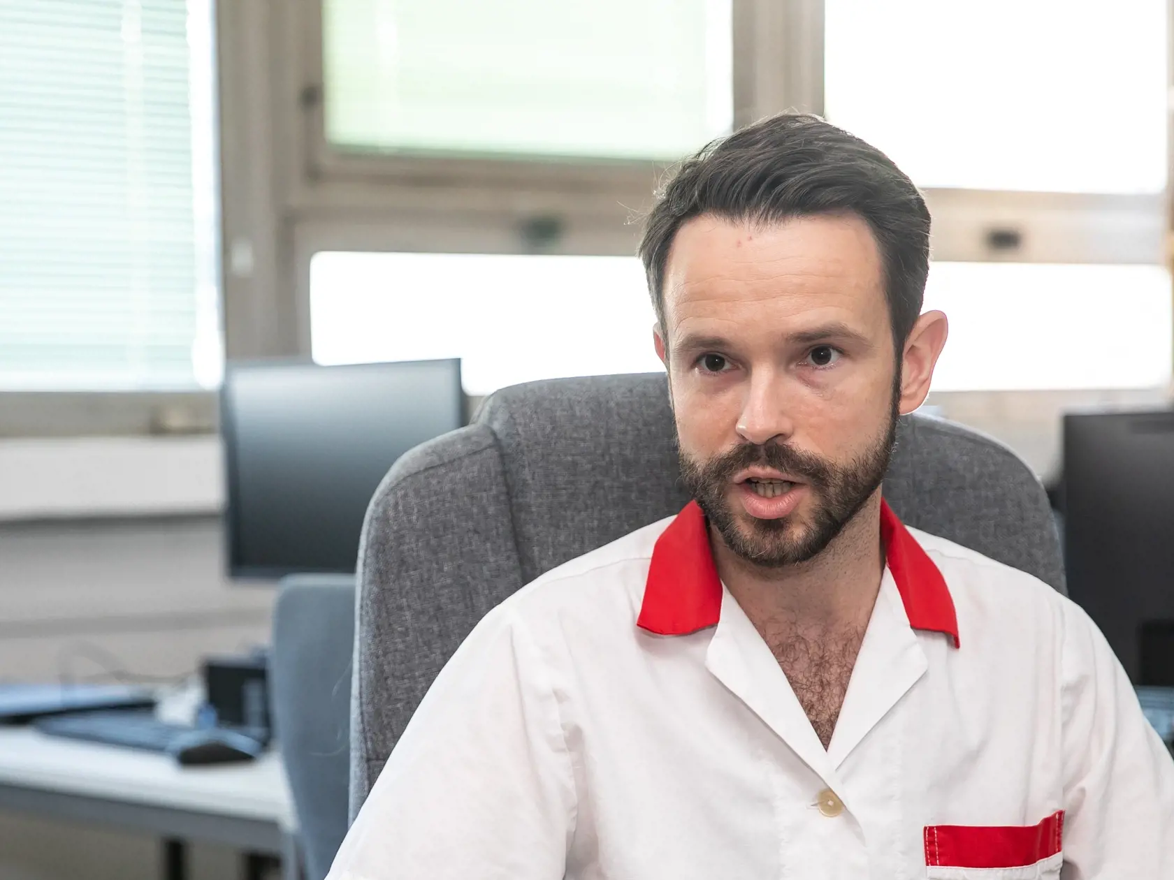Na fotke je infektológ Peter Sabaka, pôsobiaci na oddelení infektológie na Kramároch.