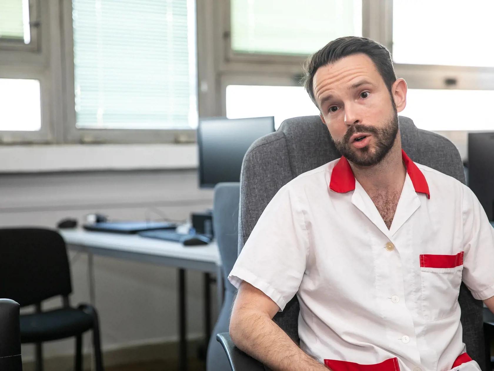Na fotke je infektológ Peter Sabaka, pôsobiaci na oddelení infektológie na Kramároch.