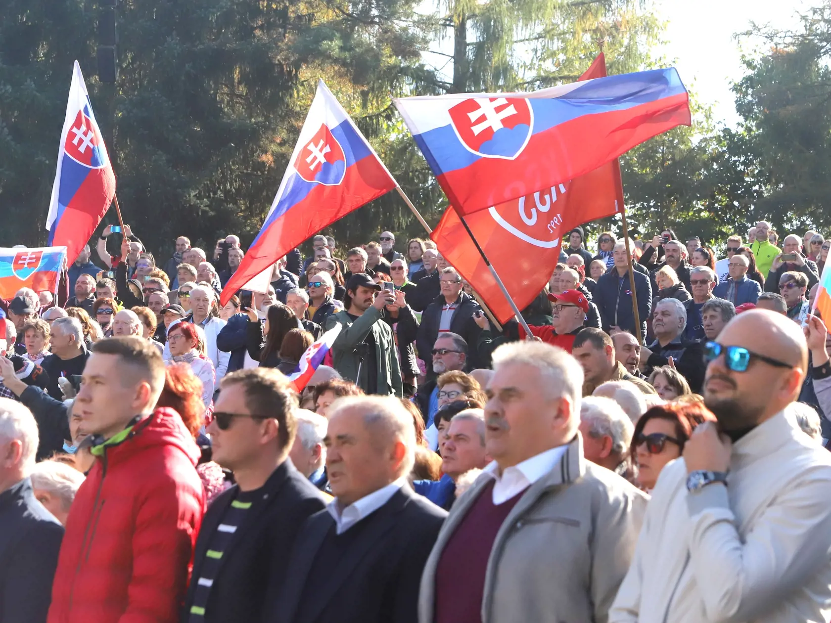 Na snímke účastníci protivládneho podujatia "čapicový protest", ktorý zorganizoval poslanec Národnej rady SR (NR SR) Robert Fico (Smer-SD), ku ktorému sa pridali strany SNS a Republika v Rimavskej Sobote 17. októbra 2021. FOTO TASR - Ján Krošlák
