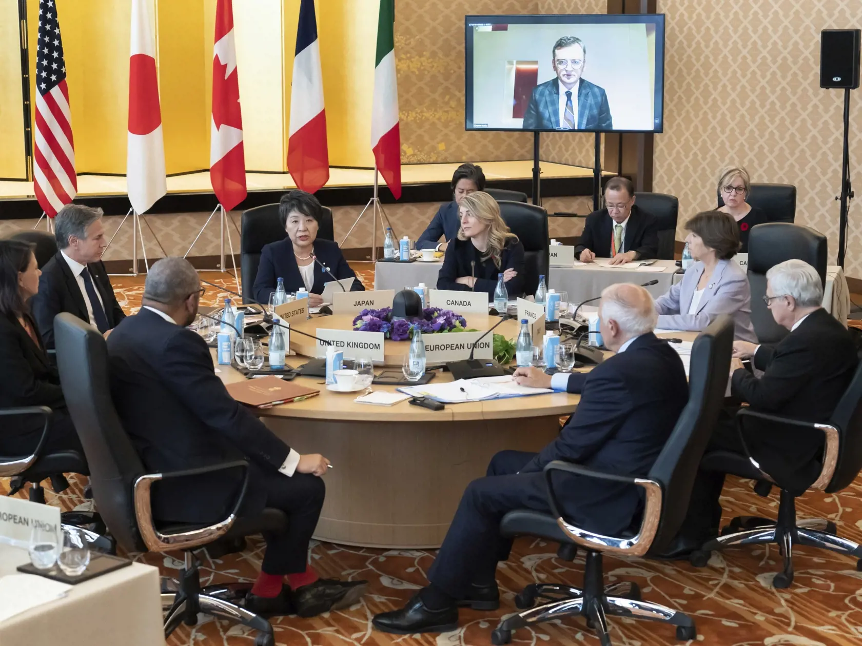 JB 21 Tokio - Ukrajinský minister zahraničných vecí Dmytro Kuleba v pozadí na obrazovke a zľava doprava v smere hodinových ručičiek nemecká ministerka zahraničných Annalena Baerbocková, americký minister zahraničných vecí Antony Blinken, japonská ministerka zahraničných vecí Joko Kamikawaová, kanadská ministerka zahraničných vecí Melanie Jolyová, francúzska ministerka zahraničných vecí Catherine Colonnová, taliansky minister zahraničných vecí Antonio Tajani, šéf zahraničnej politiky EÚ Josep Bor