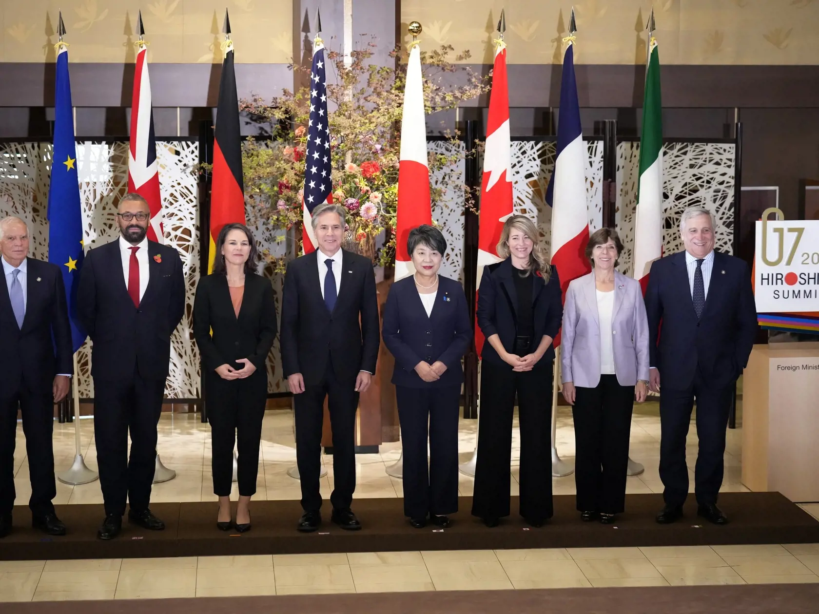 JB 17 Tokio - Zľava šéf zahraničnej politiky EÚ Josep Borrell, britský minister zahraničných vecí James Cleverly, nemecká ministerka zahraničných Annalena Baerbocková, americký minister zahraničných vecí Antony Blinken, japonská ministerka zahraničných vecí Joko Kamikawaová, kanadská ministerka zahraničných vecí Melanie Jolyová, francúzska ministerka zahraničných vecí Catherine Colonnová a taliansky minister zahraničných vecí Antonio Tajani pózujú počas spoločného fotenia v rámci druhého dňa str