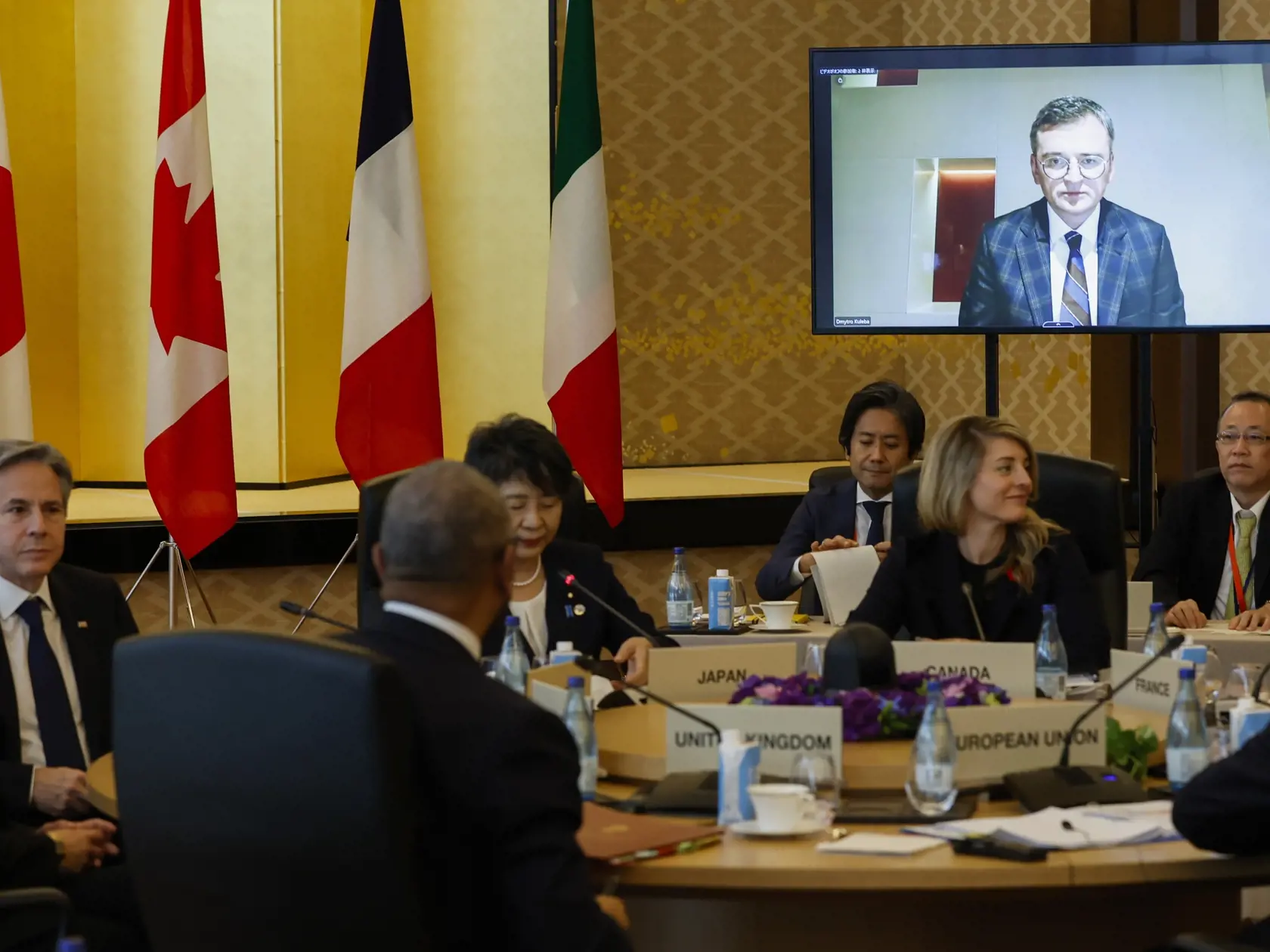 JB 20 Tokio - Ukrajinský minister zahraničných vecí Dmytro Kuleba na obrazovke počas druhého dňa stretnutia ministrov zahraničných vecí krajín G7 v Tokiu 8. novembra 2023. FOTO TASR/AP

Ukrainian Foreign Minister Dmytro Kuleba is seen on the screen as he remotely joins a session of the Group of 7 Foreign Ministers meetings in Tokyo, Wednesday, Nov. 8, 2023. (Jonathan Ernst/Pool Photo via AP)