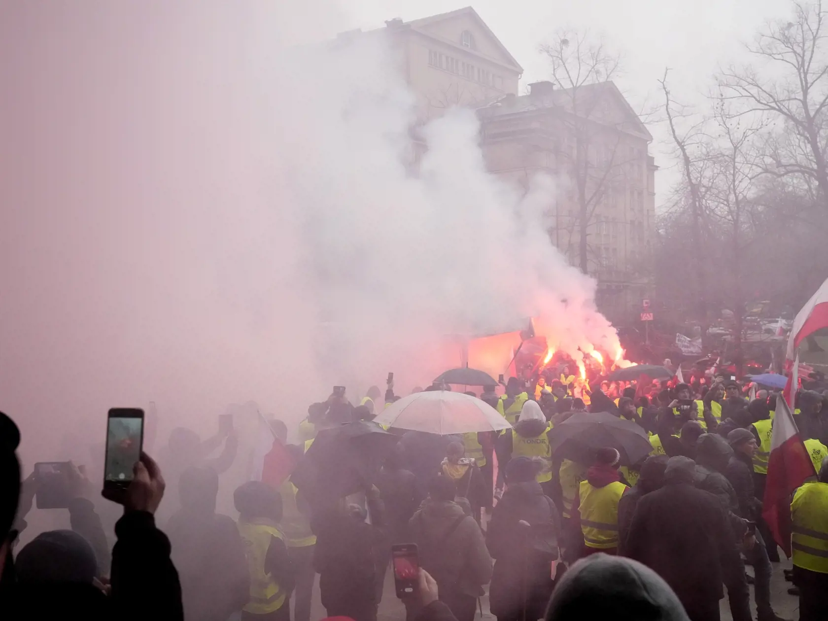 WA 64 Poznaň - Poľskí farmári protestujú so zapálenými svetlicami počas protestu v meste Poznaň na západe Poľska v piatok 9. februára 2024. Poľskí farmári v piatok blokovali cesty a protestovali aj na hraničných priechodoch s Ukrajinou. Ide o novú vlnu protestov proti dovozu poľnohospodárskych výrobkov zo susednej Ukrajiny, kde Rusko vedie útočnú vojnu. Poľsko patrí k najvytrvalejším podporovateľom Ukrajiny už od začiatku invázie pred takmer dvoma rokmi, ale vzťahy medzi oboma spojencami teraz p