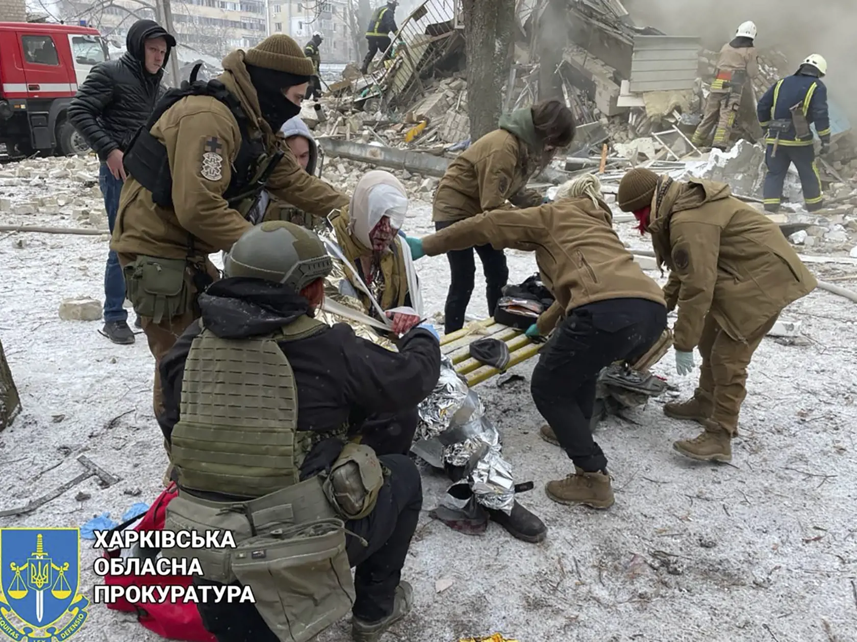 WA 50 Charkov - Príslušníci záchranných zložiek ošetrujú zraneného miestneho obyvateľa po ruskom raketovom útoku na ukrajinské mesto Charkov v utorok 23. januára 2024. Počet obetí ranných ruských útokov na ukrajinské mestá sa zvýšil na šesť. Ukrajina sa už viac než 22 mesiacov bráni proti ruskej agresii. Moskva sa najnovšími útokmi snaží nájsť medzery v ukrajinskej obrane, pričom nasadzuje veľký počet rakiet a dronov. FOTO TASR/AP


In this photo provided by Kharkiv Regional Prosecutor's Office,
