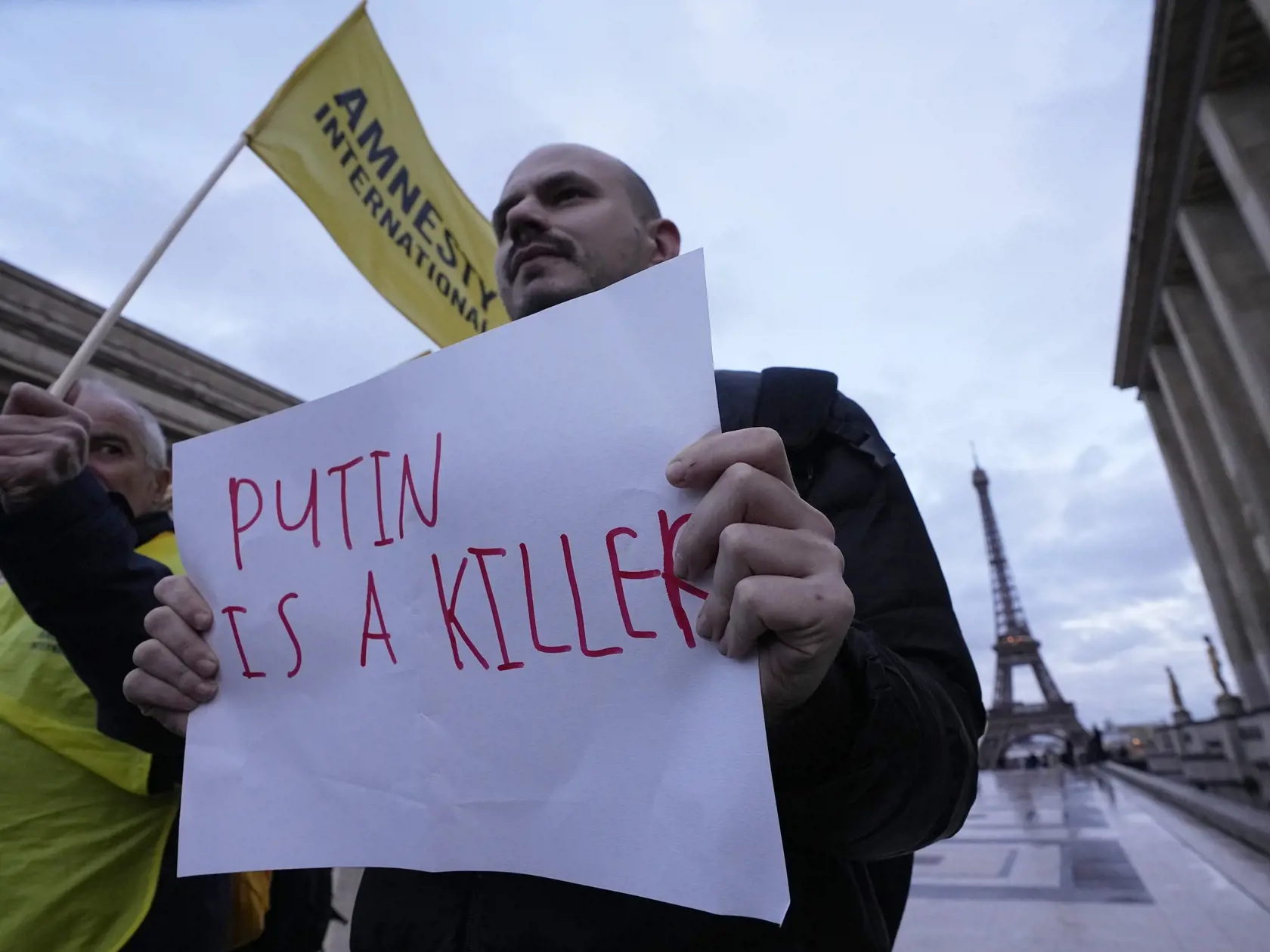 KK33 Paríž - Na snímke demonštrant drží poster počas zhromaždenia na počesť zosnulého ruského opozičného lídra Alexeja Navaľného 22. februára 2024 v Paríži. Ruský opozičný politik Alexej Navaľnyj zomrel prirodzenou smrťou. Píše sa to v lekárskej správe, o ktorej vo štvrtok na sociálnej sieti X informovala Navaľného hovorkyňa Kira Jarmyšová. Dodala, že s lekárskou správou sa oboznámila Navaľného matka, ktorá vo svojom videopríhovore zverejnenom vo štvrtok na sociálnych sieťach informovala, že v s