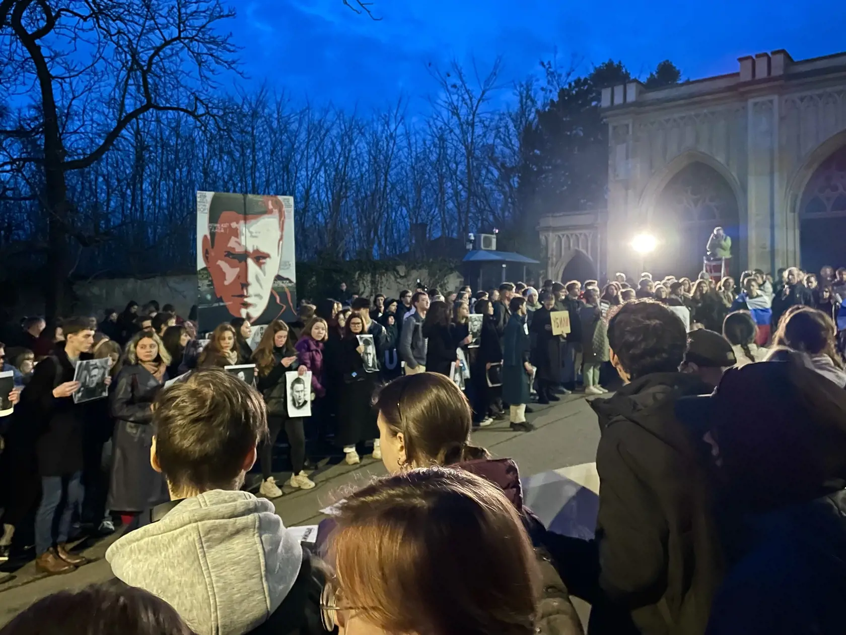 Na snímke ľudia sa zhromaždili pred Veľvyslanectvom Ruskej federácie v Prahe, kde spomínajú na ruského opozičného lídra Alexeja Navaľného a protestujú proti kremeľskému režimu. Praha, 16. februára 2024. FOTO TASR - Barbora Vizváryová