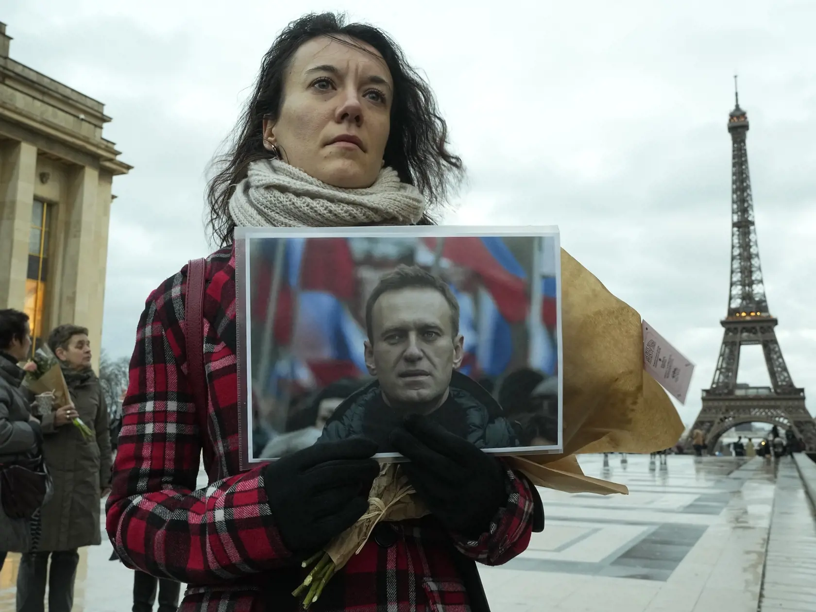 KK32 Paríž - Na snímke žena drži poster s fotografiou Alexeja Navaľného počas zhromaždenia na počesť zosnulého ruského opozičného lídra Alexeja Navaľného 22. februára 2024 v Paríži. Ruský opozičný politik Alexej Navaľnyj zomrel prirodzenou smrťou. Píše sa to v lekárskej správe, o ktorej vo štvrtok na sociálnej sieti X informovala Navaľného hovorkyňa Kira Jarmyšová. Dodala, že s lekárskou správou sa oboznámila Navaľného matka, ktorá vo svojom videopríhovore zverejnenom vo štvrtok na sociálnych si
