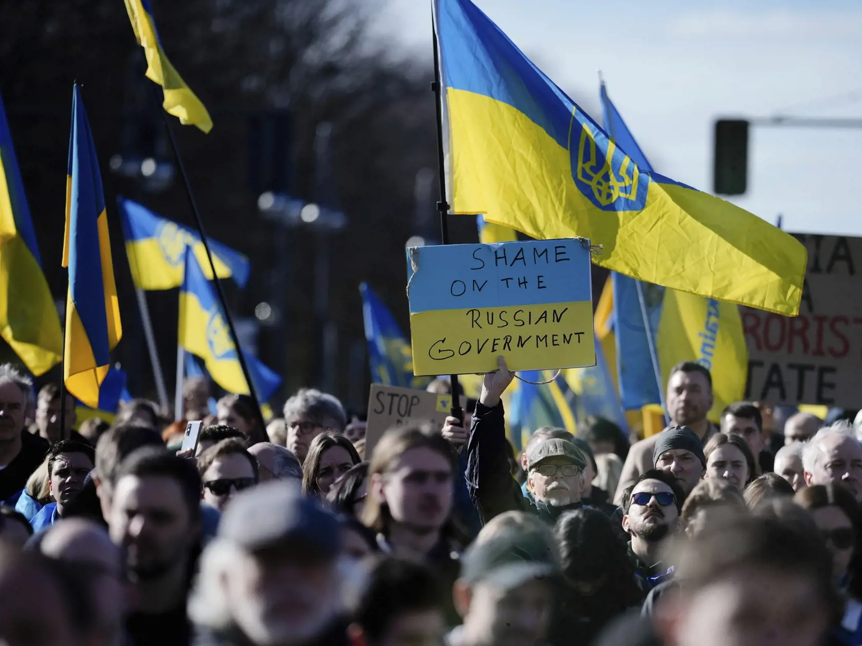 JB 38 Berlín - Ľudia držia transparenty a ukrajinské zástavy počas protestu pri príležitosti druhého výročia invázie ruských síl na Ukrajinu pri Brandenburskej bráne v Berlíne 24. februára 2024. FOTO TASR/AP

People hold posters and Ukrainian flags during a protest to mark two years since Russia's full-scale invasion on Ukraine, at the Brandenburg Gate, in Berlin, Saturday, Feb. 24, 2024.  (AP Photo/Markus Schreiber)