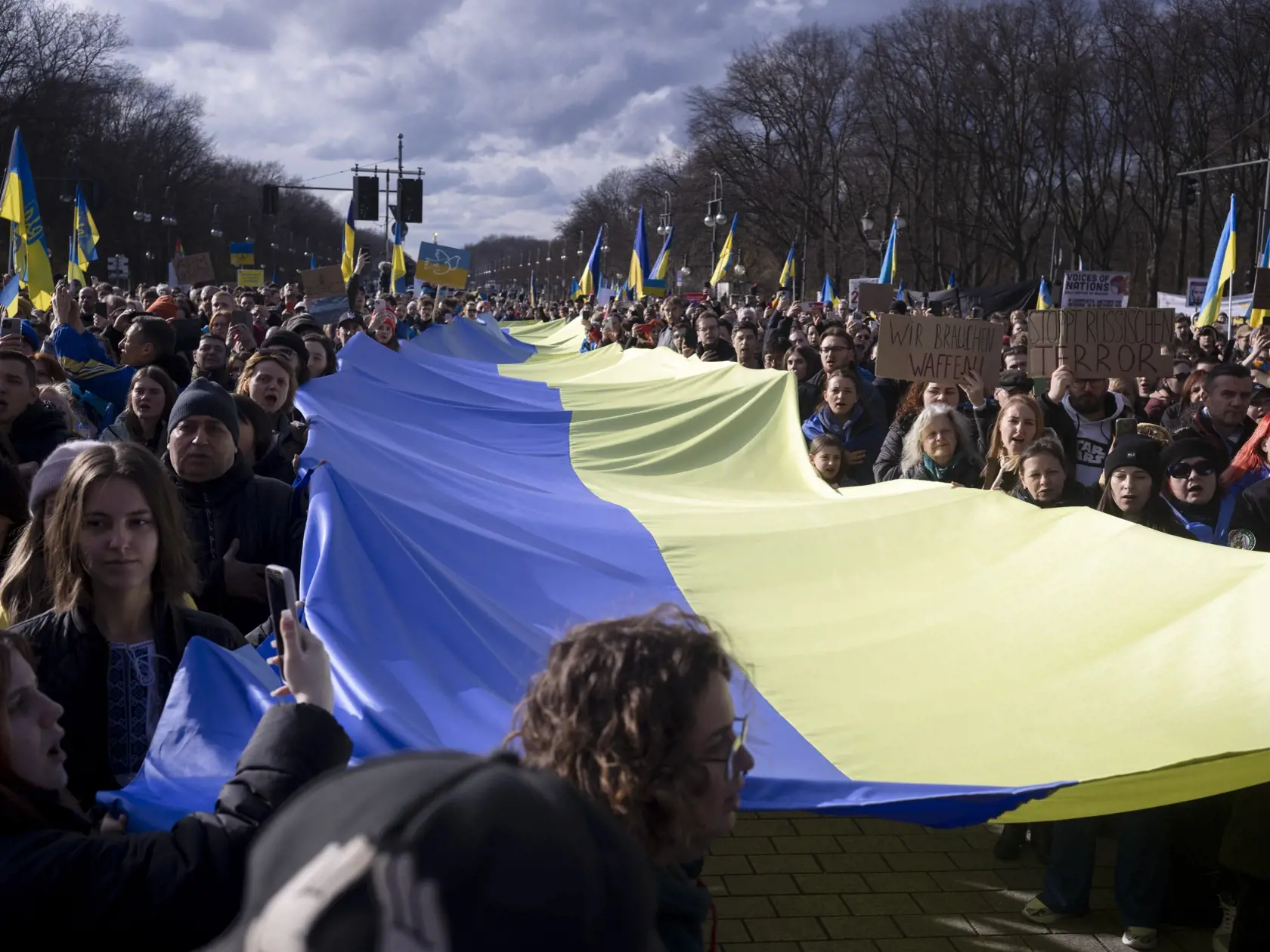 JB 41 Berlín - Ľudia držia obrovskú ukrajinskú zástavu počas protestu pri príležitosti druhého výročia invázie ruských síl na Ukrajinu pred ruským veľvyslanectvom v Berlíne 24. februára 2024. FOTO TASR/AP

People hold a huge Ukrainian flag as they attend a protest against the Russian war in Ukraine in front of the Russian embassy in Berlin, Saturday, Feb. 24, 2024. The protest is marking two years since Russia's full-scale invasion on Ukraine. (AP Photo/Markus Schreiber)