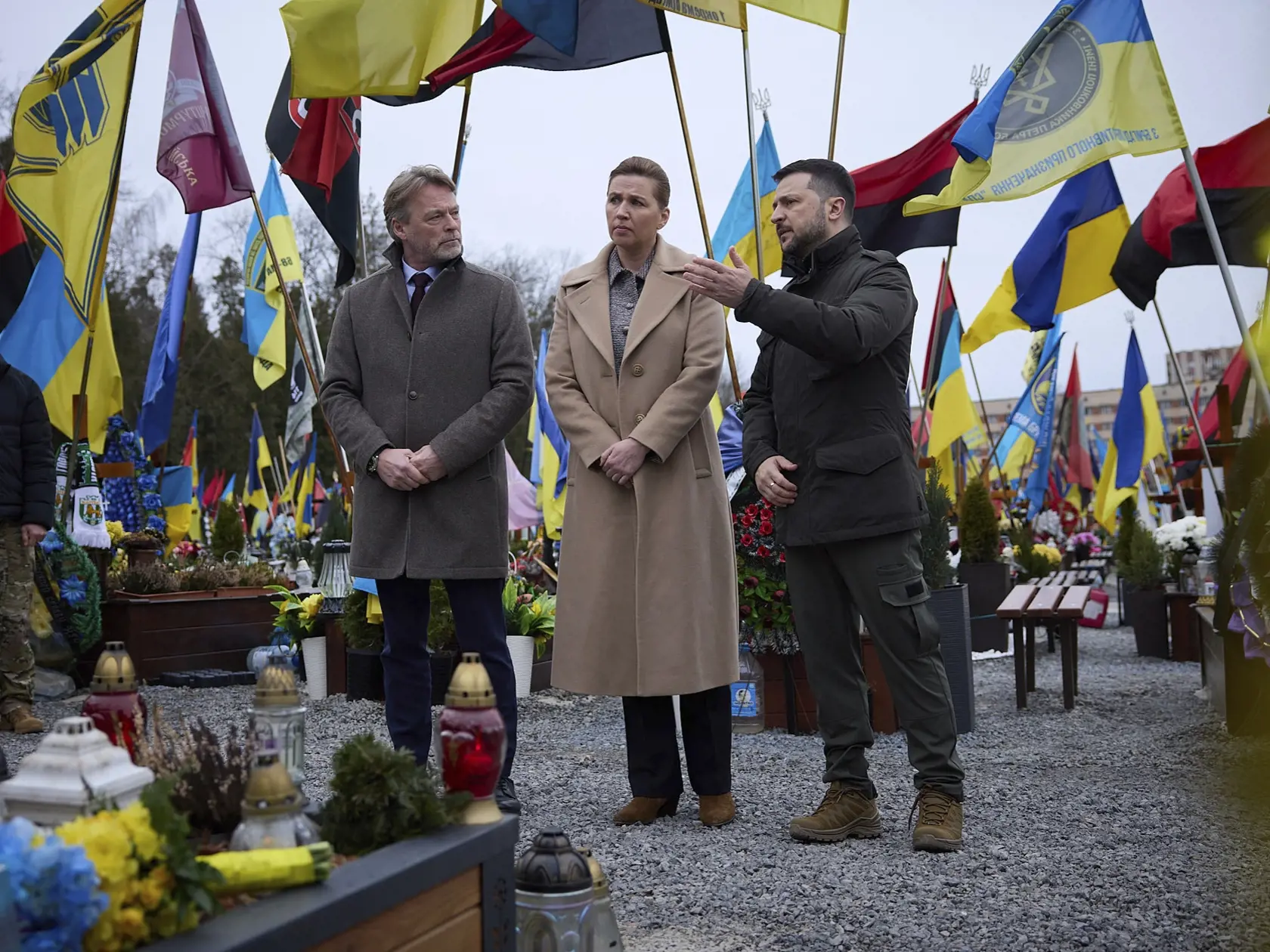 WA 45 Ľvov - Dánska premiérka Mette Frederiksenová (uprostred), jej manžel Bo Tengberg (vľavo) a ukrajinský prezident Volodymyr Zelenskyj stoja pri hroboch ukrajinských vojakov, ktorí zahynuli počas nedávnych bojov proti ruskej armáde na cintoríne v ukrajinskom meste Ľvov v piatok 23. februára 2024. FOTO TASR/AP 


In this photo provided by the Ukrainian Presidential Press Office, Ukrainian President Volodymyr Zelenskyy, right, Danish Prime Minister Mette Frederiksen, center, and her husband Bo 
