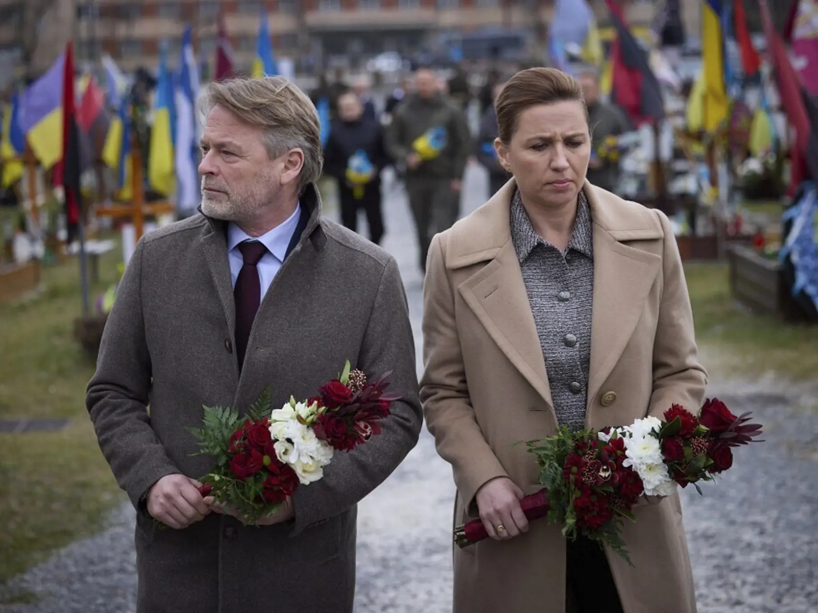WA 43 Ľvov - Dánska premiérka Mette Frederiksenová (vpravo) a jej manžel Bo Tengberg prichádzajú na cintorín v ukrajinskom meste Ľvov v piatok 23. februára 2024, aby vzdali česť ukrajinským vojakom, ktorí zahynuli počas nedávnych bojov proti ruskej armáde. FOTO TASR/AP 


In this photo provided by the Danish Prime Minister Mette Frederiksen, right, and her husband Bo Tengberg pay their respect at the graves of Ukrainian soldiers killed in recent battles, as national and military units flags wave
