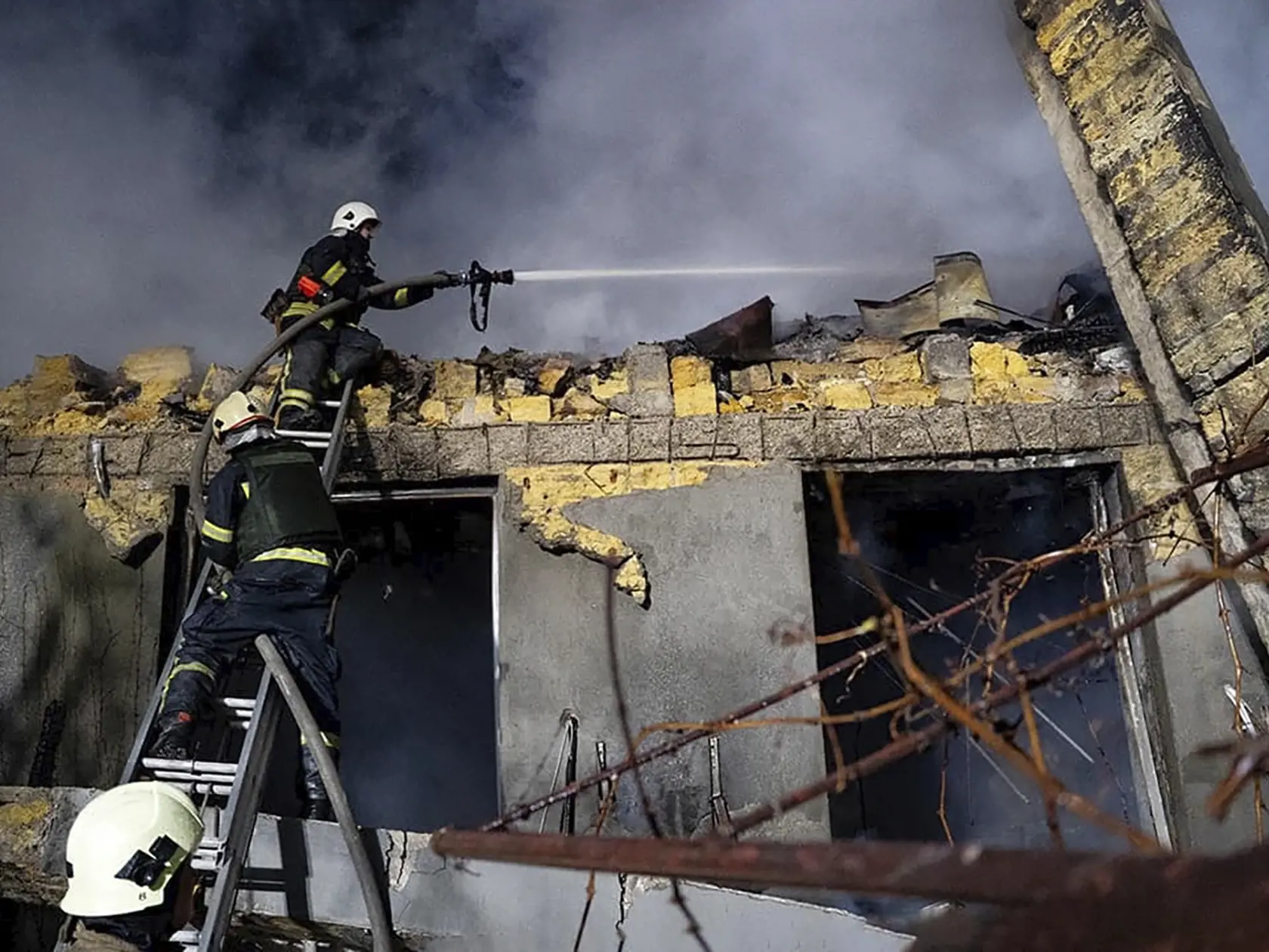WA 15 Odesa - Hasiči hasia horiacu budovu po útoku ruskej armády v ukrajinskom meste Odesa na juhu Ukrajiny v piatok 23. februára 2024. FOTO TASR/AP    


In this photo provided by the Ukrainian Emergency Service, firefighters work on the site of a burning building after a Russian attack in Odesa, Ukraine, Friday, Feb. 23, 2024. (Ukrainian Emergency Service via AP)