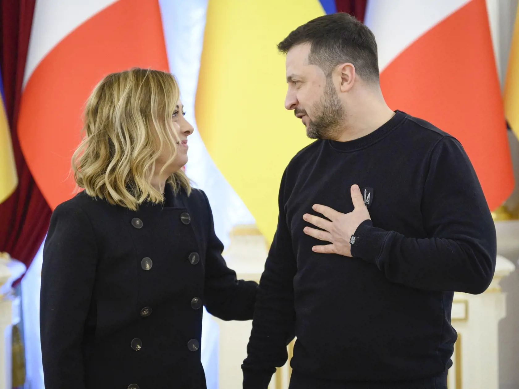 JB 33 Kyjev - Ukrajinský prezident Volodymyr Zelenskyj (vpravo) víta taliansku premiérku Giorgiu Meloniovú pred ich stretnutím v Kyjeve 24. februára 2024. Ukrajina je súčasťou nášho domova a my ju budeme brániť, vyhlásila v sobotu talianska premiérka Giorgia Meloniová na kyjevskom letisku Hostomeľ na druhé výročie ruskej invázie na Ukrajinu. TASR prevzala správy z tlačových agentúr AFP a Belga. Ukrajina si v sobotu pripomína druhé výročie ruskej invázie. FOTO TASR/AP

In this photo provided by t