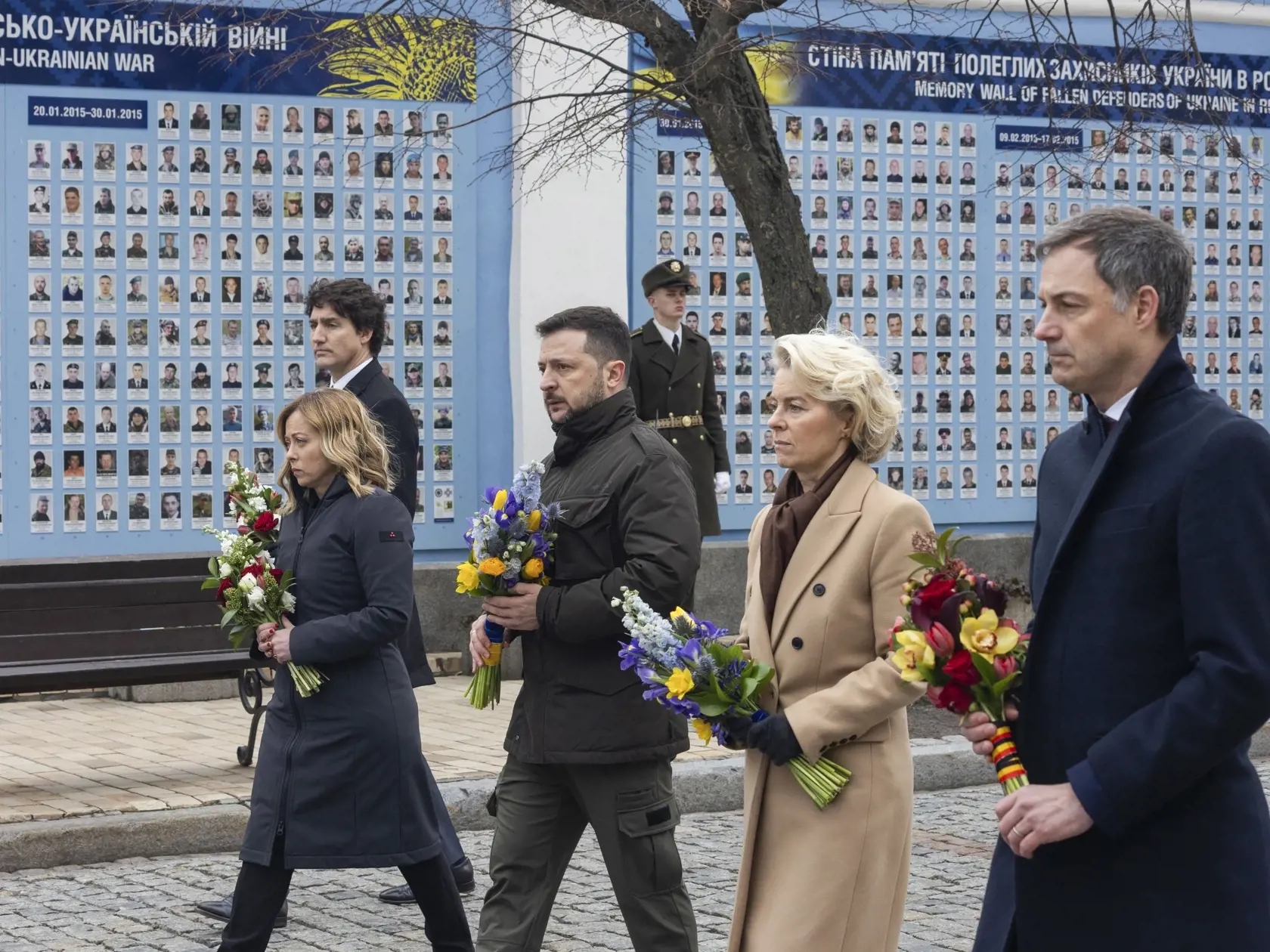 JB 56 Kyjev - Zľava kanadský premiér Justin Trudeau, talianska premiérka Giorgia Meloniová,  ukrajinský prezidenti Volodymyr Zelenskyj, predsedníčka Európskej komisie Ursula von der Leyenová a belgický premiér Alexander De Croo kráčajú počas slávnostného kladenia vencov k Pamätníku padlých hrdinov vo vojne na Ukrajine, v Kyjeve 24. februára 2024. Zelenskyj sa v sobotu na druhé výročie ruskej invázie zaviazal, že Ukrajina porazí Rusko. "Bojujeme za to 730 dní našich životov. Zvíťazíme a bude to n