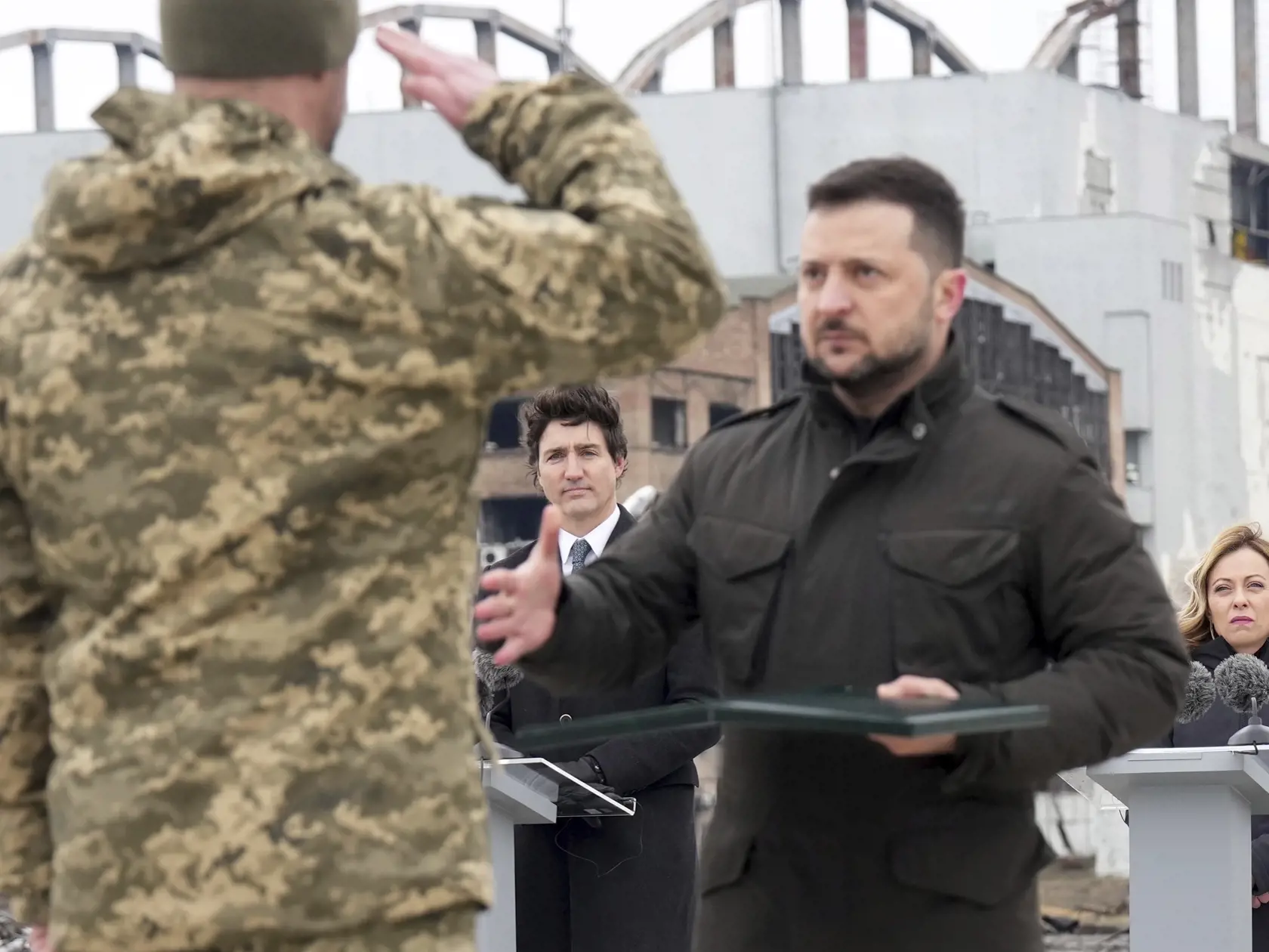JB 30 Kyjev - Vojak salutuje ukrajinskému prezidentovi Volodymyrovi Zelenskému počas slávnostného ceremoniálu na letisku Hostomel v  Kyjeve 24. februára 2024. Zelenskyj sa v sobotu na druhé výročie ruskej invázie zaviazal, že Ukrajina porazí Rusko. "Bojujeme za to 730 dní našich životov. Zvíťazíme a bude to najúžasnejší deň našich životov," povedal podľa tlačovej agentúry AFP Zelenskyj na podujatí v Kyjeve pod holým nebom, keď vojna vstupuje už do tretieho roka. Ukrajina si v sobotu pripomína dr